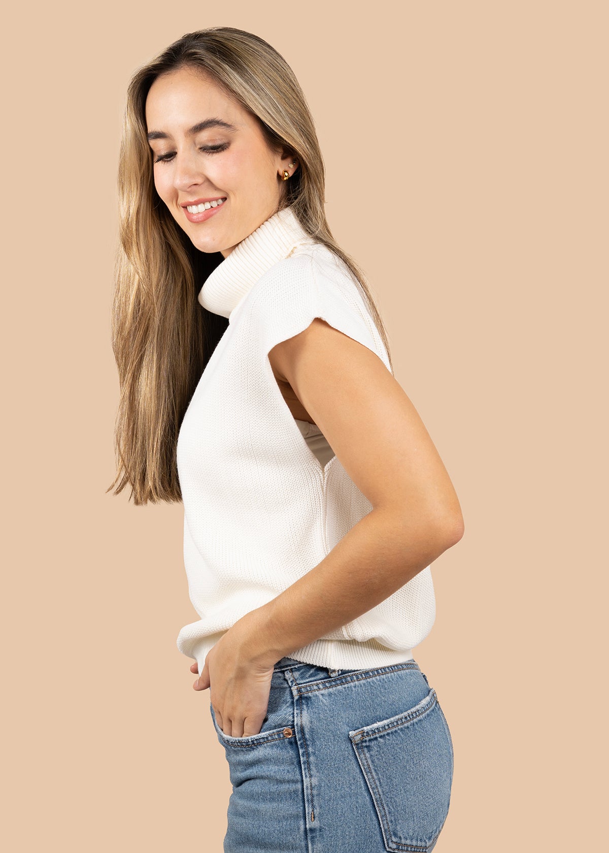 Chaleco tejido color marfil con cuello alto 105747