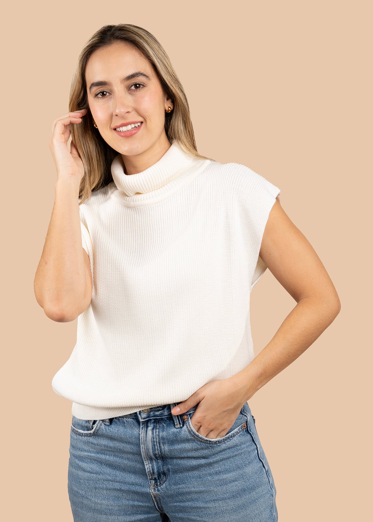 Chaleco tejido color marfil con cuello alto 105747