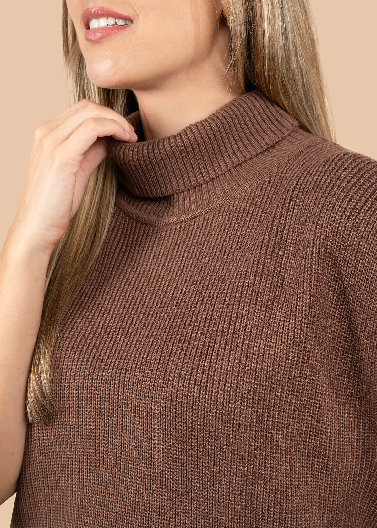 Chaleco tejido color moca con cuello alto 105747