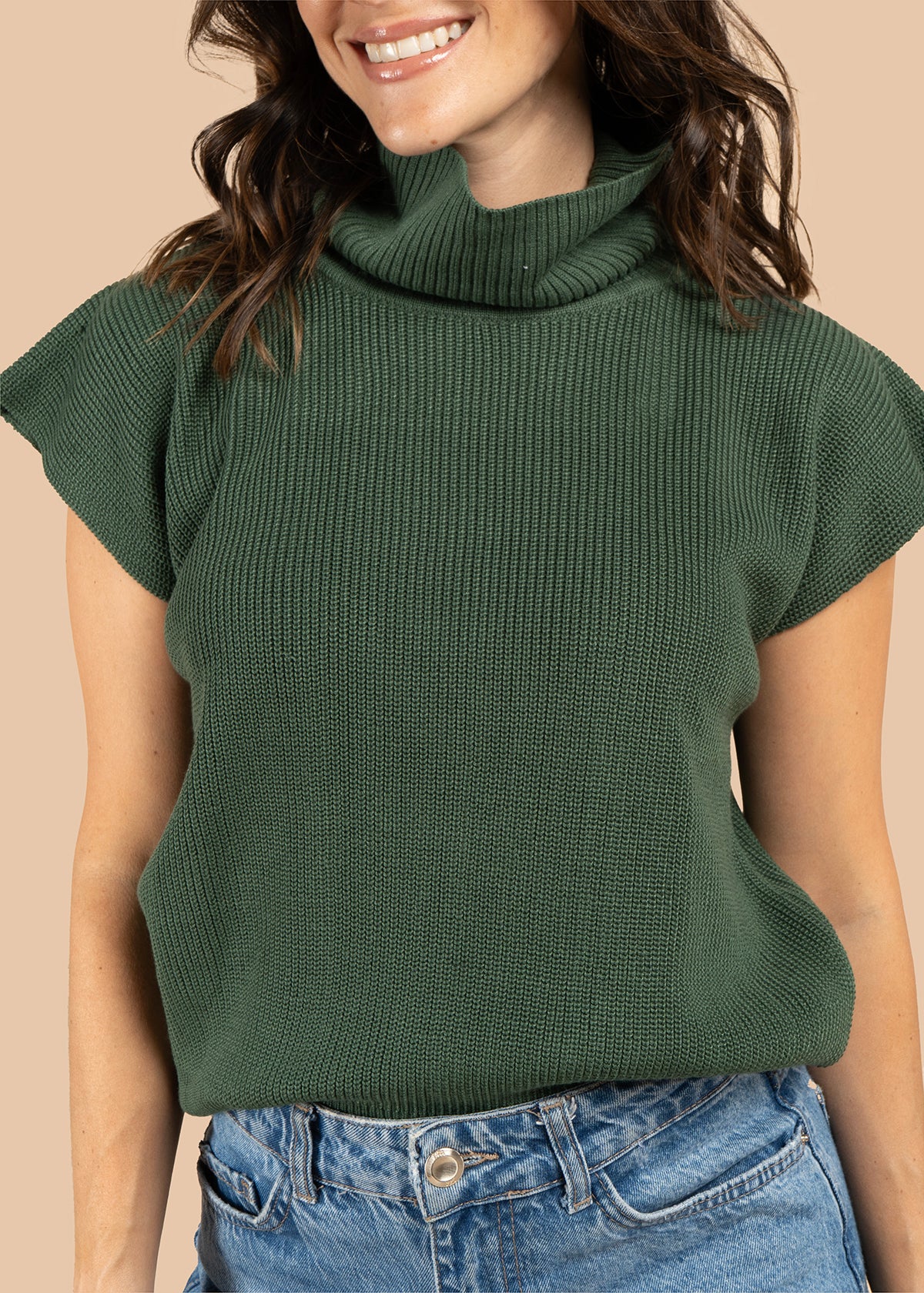 Chaleco tejido color verde con cuello alto 105747