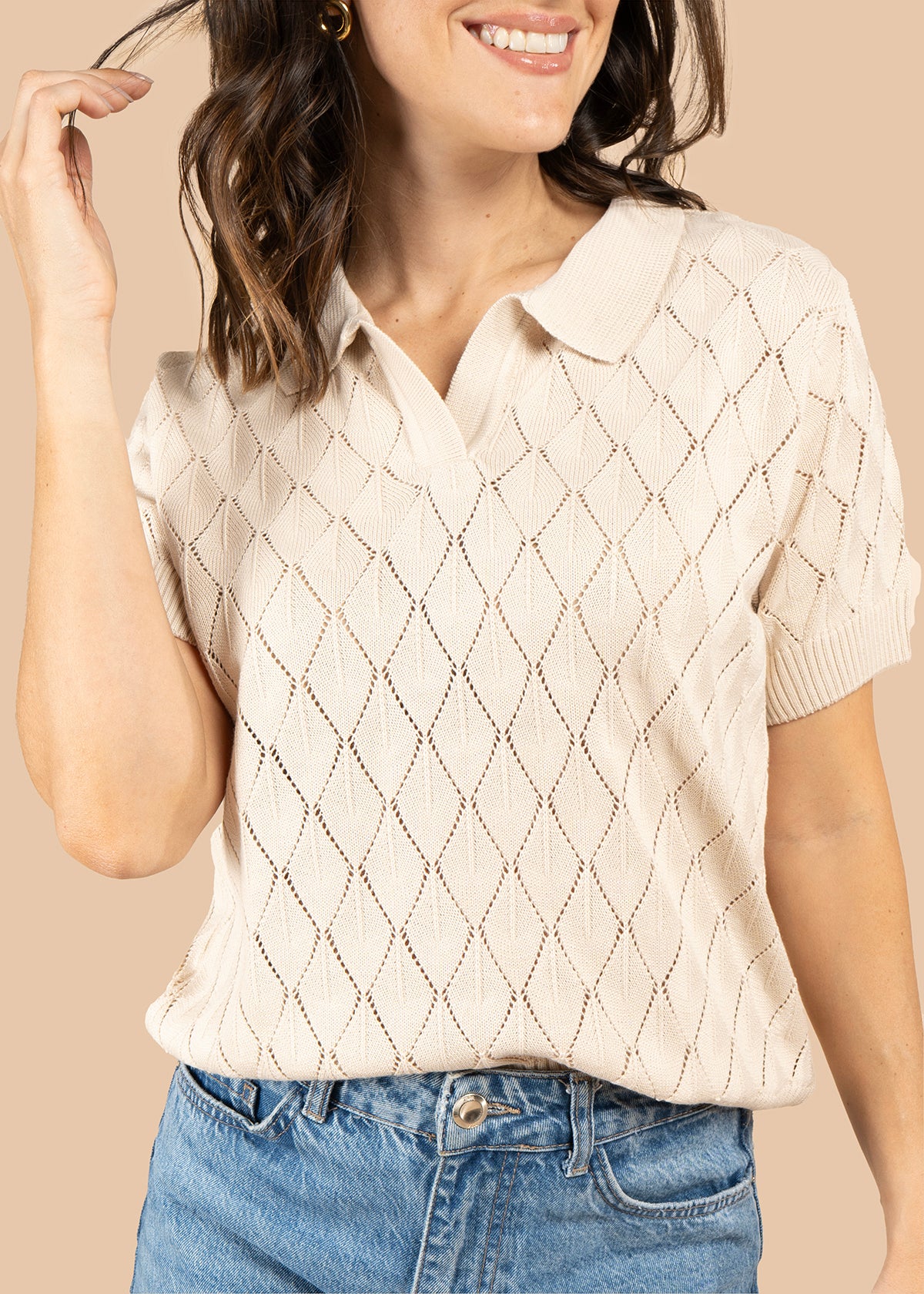 Blusa tejida color beige de manga corta con cuello polo 105748