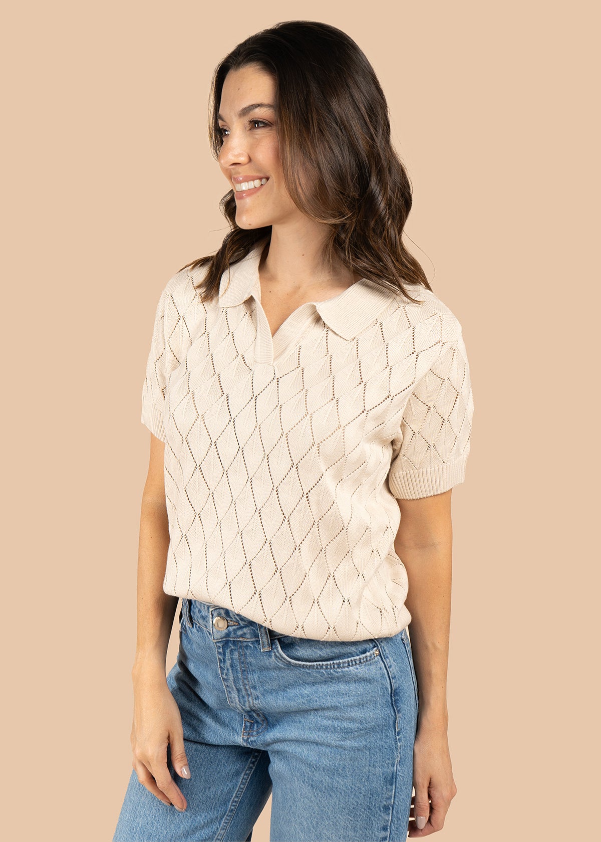 Blusa tejida color beige de manga corta con cuello polo 105748