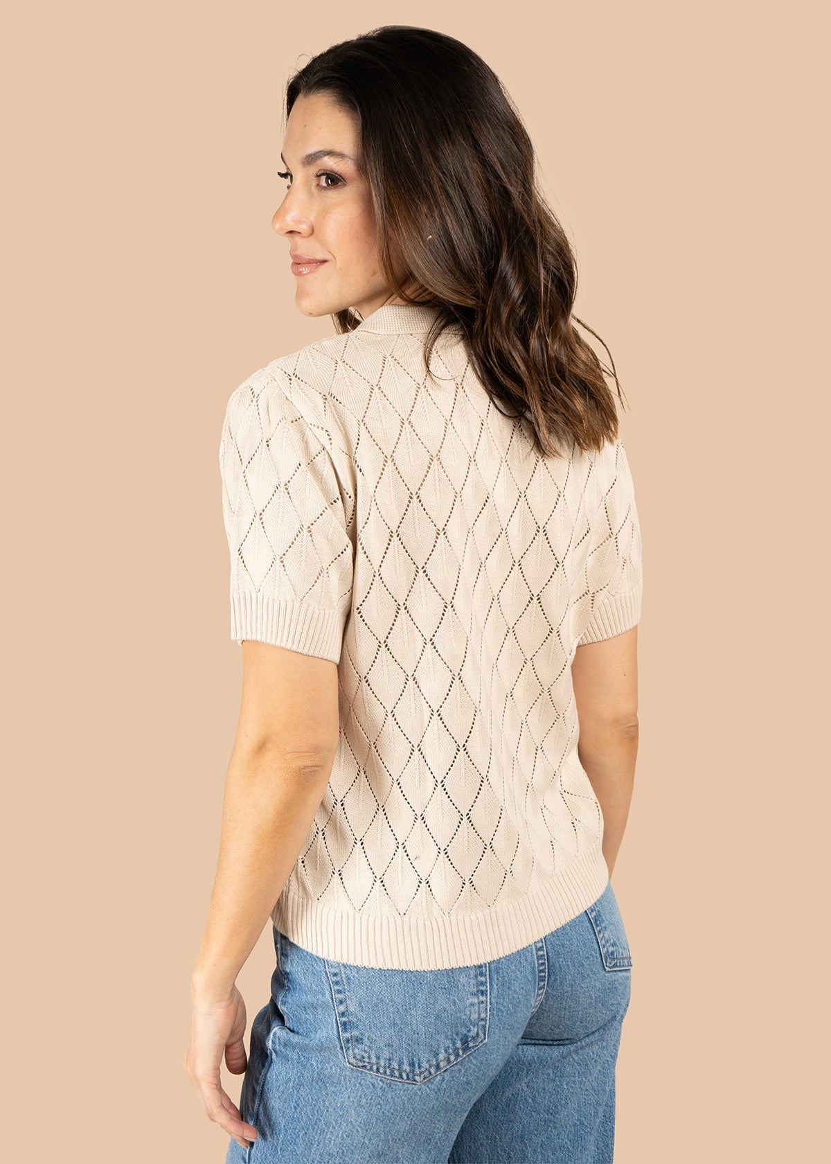 Blusa tejida color beige de manga corta con cuello polo 105748