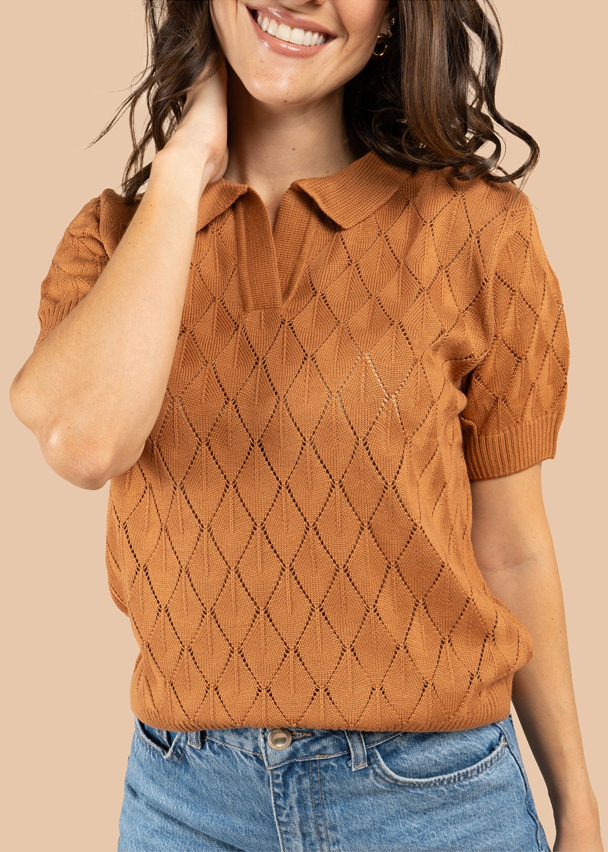 Blusa tejida color camel de manga corta con cuello polo 105748