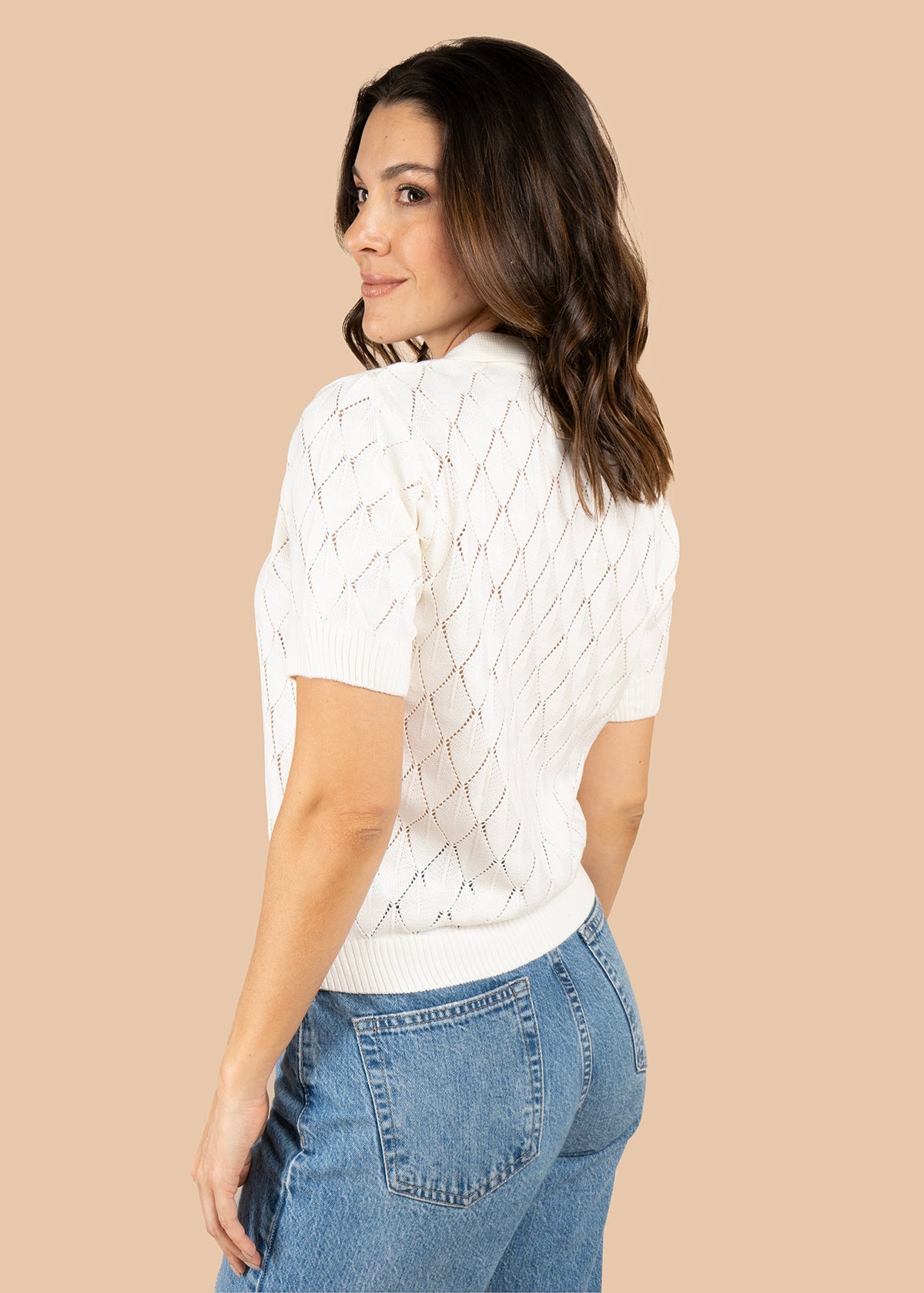 Blusa tejida color marfil de manga corta con cuello polo 105748