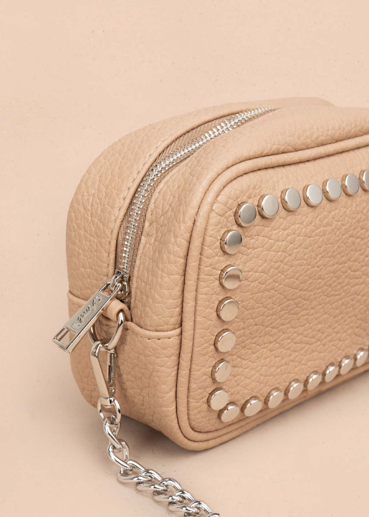 Bolso manos libres color camel con taches 105753