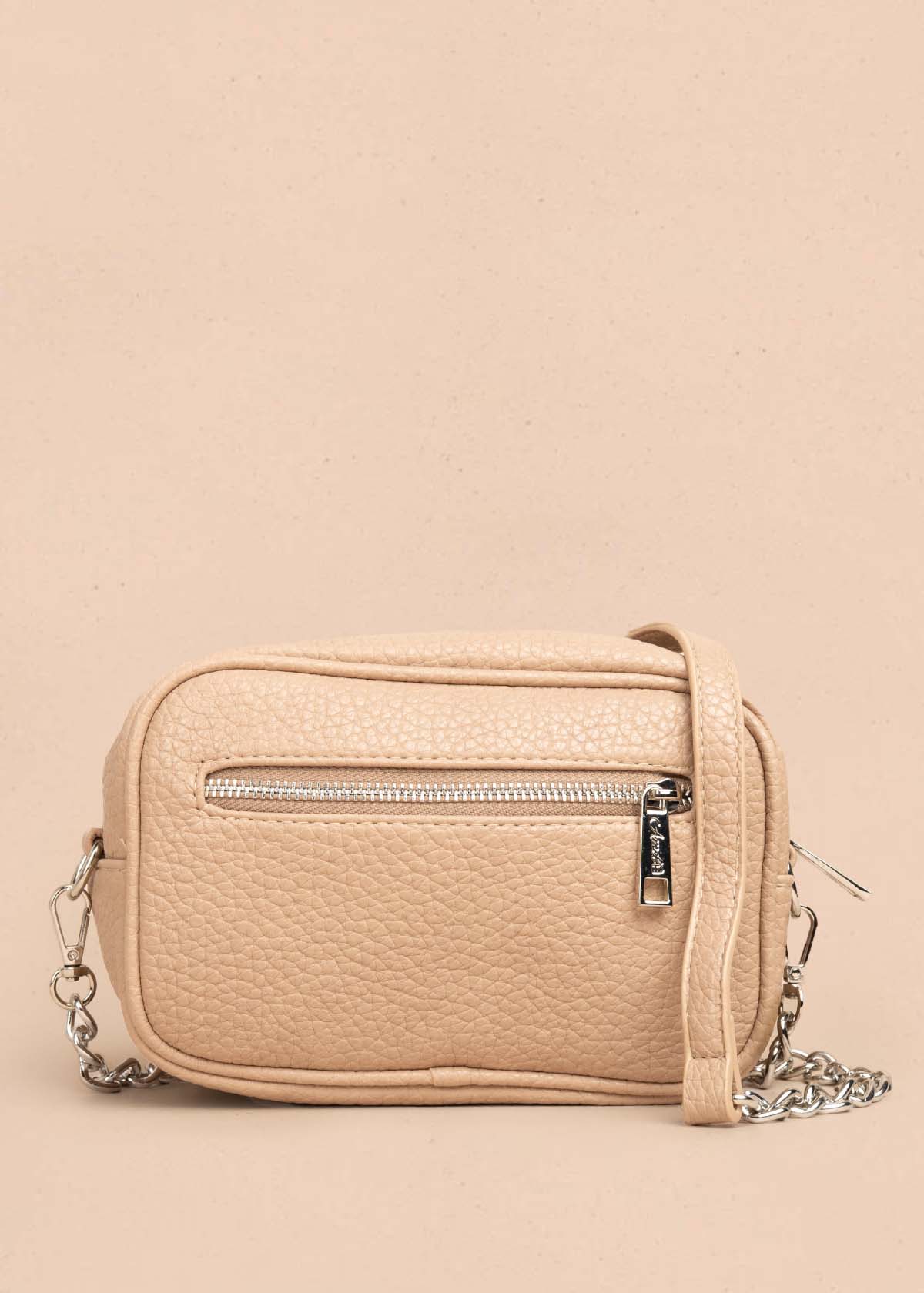 Bolso manos libres color camel con taches 105753