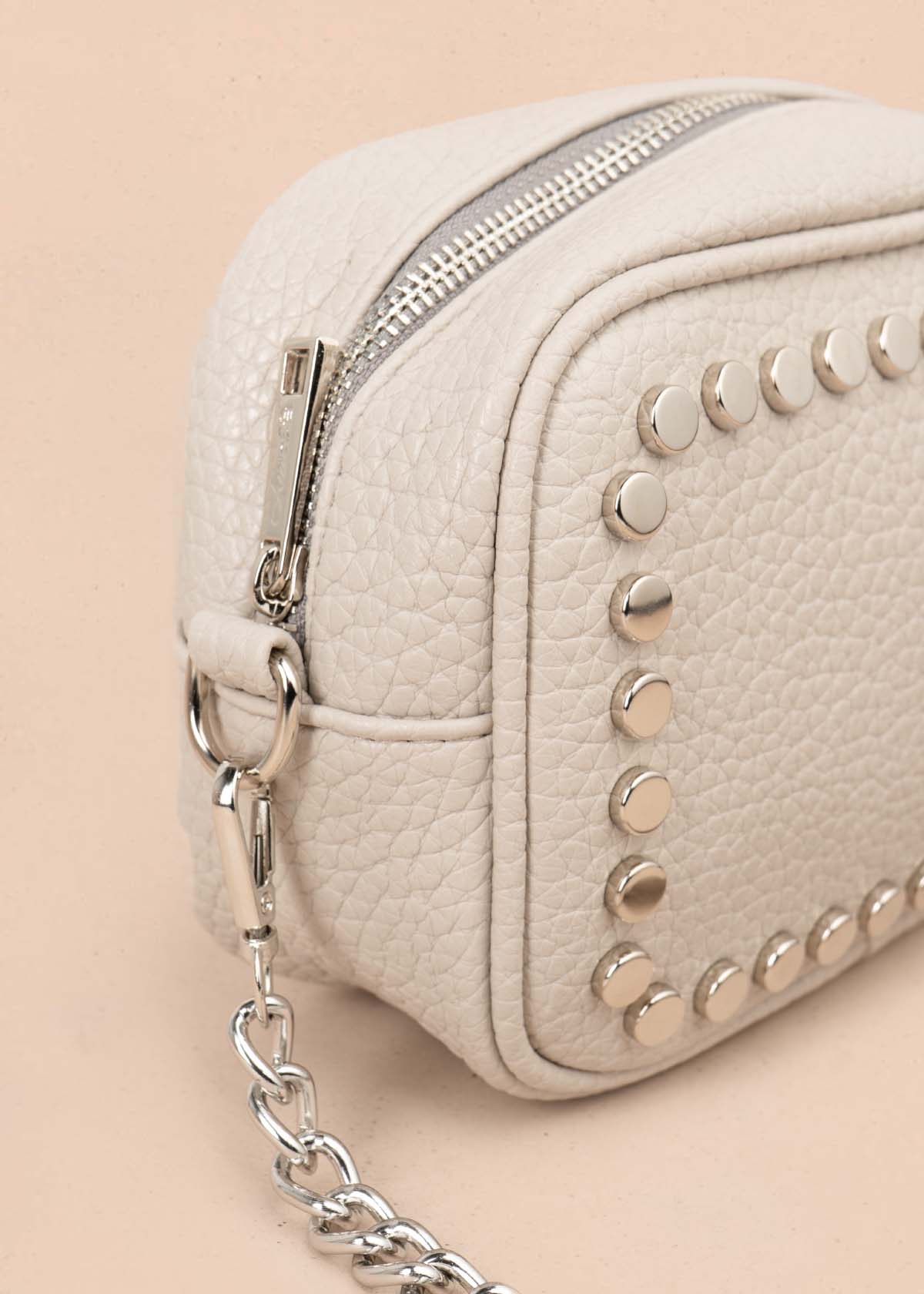 Bolso manos libres color gris con taches 105753