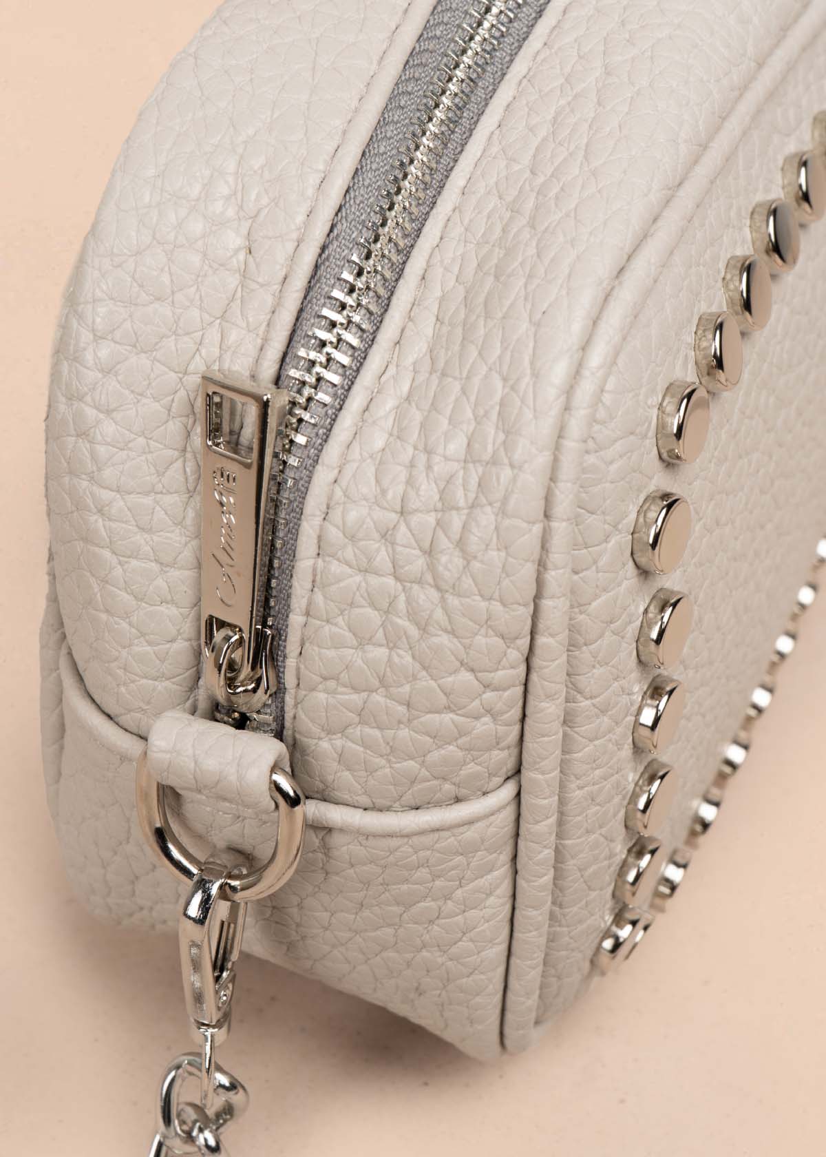 Bolso manos libres color gris con taches 105753
