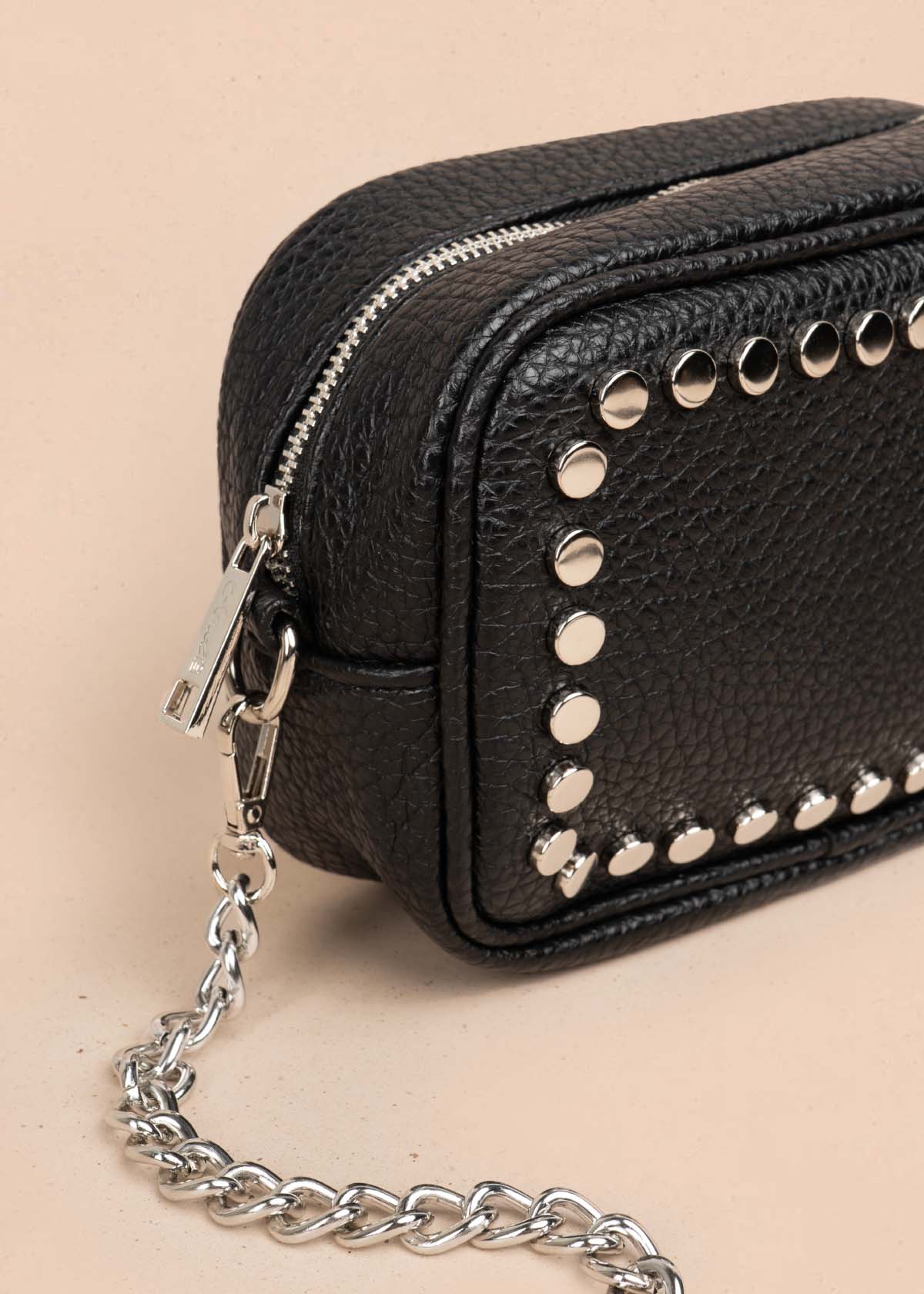 Bolso manos libres color negro con taches 105753