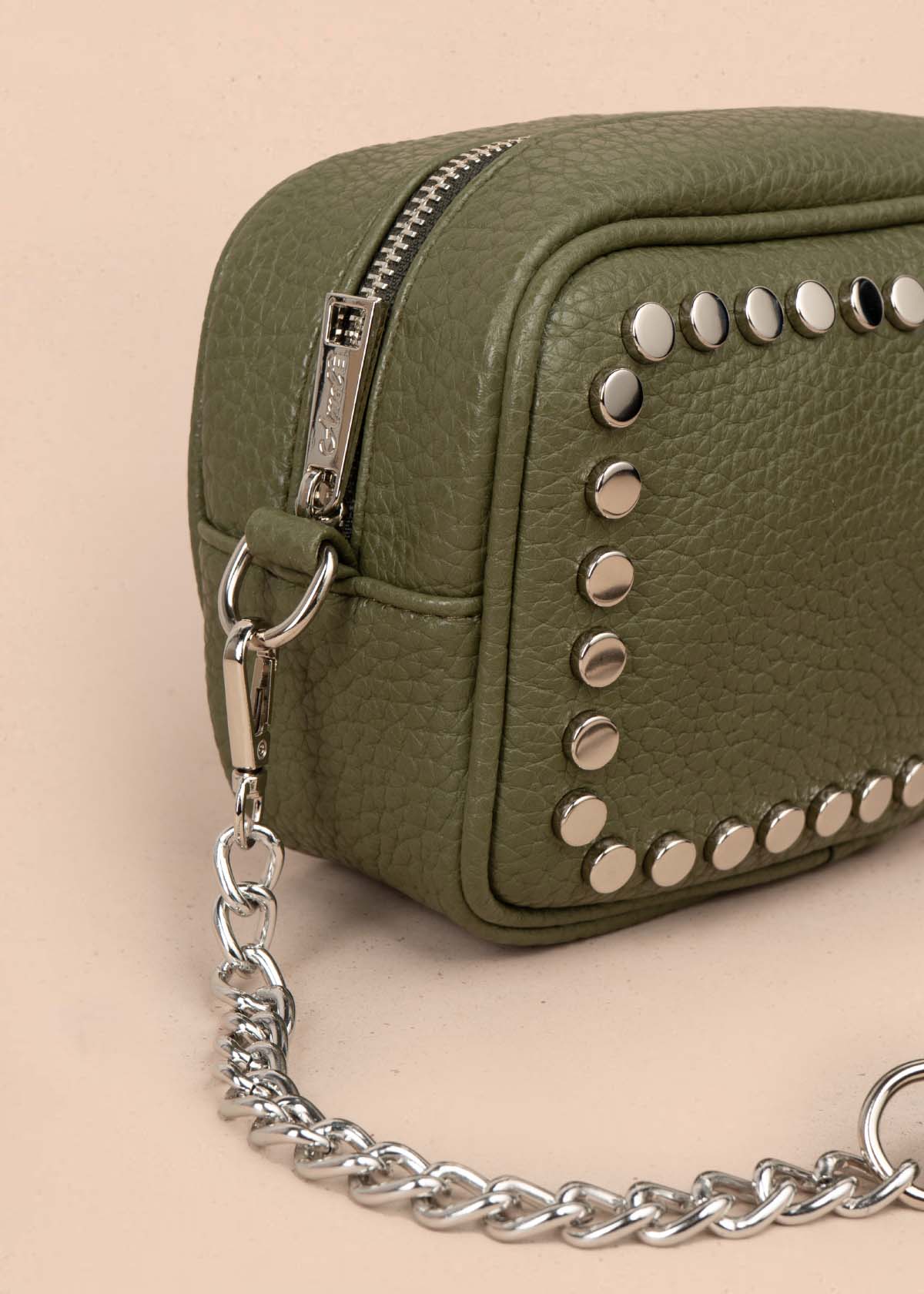 Bolso manos libres color verde con taches 105753