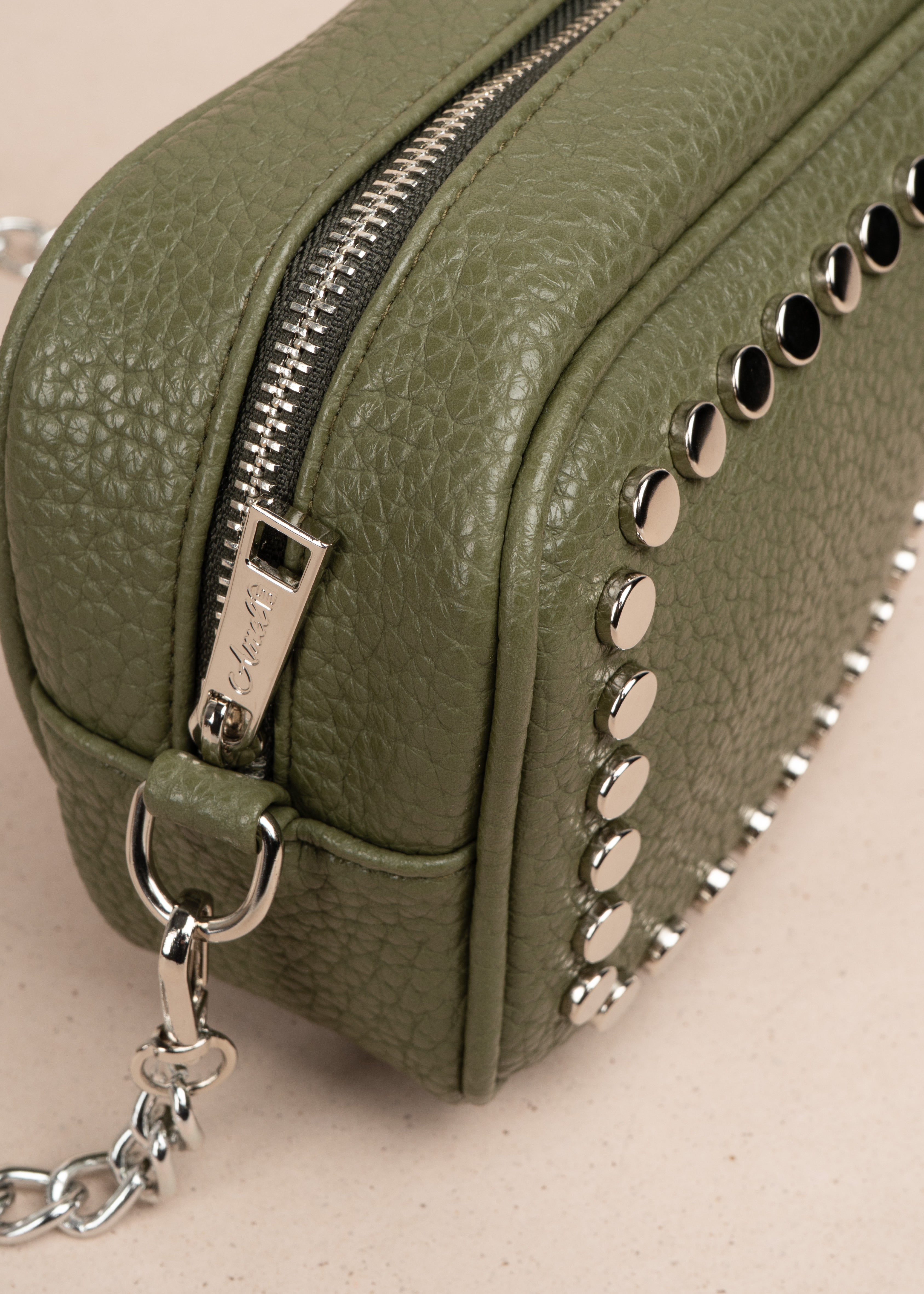 Bolso manos libres color verde con taches 105753