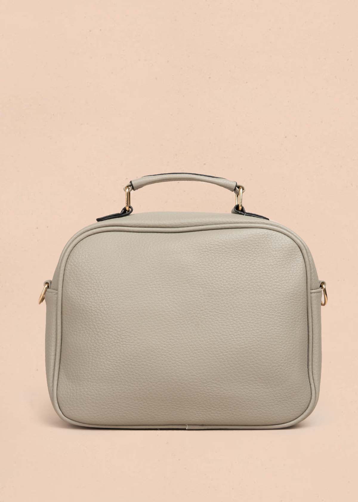 Bolso manos libres color gris con bolsillo frontal 105755