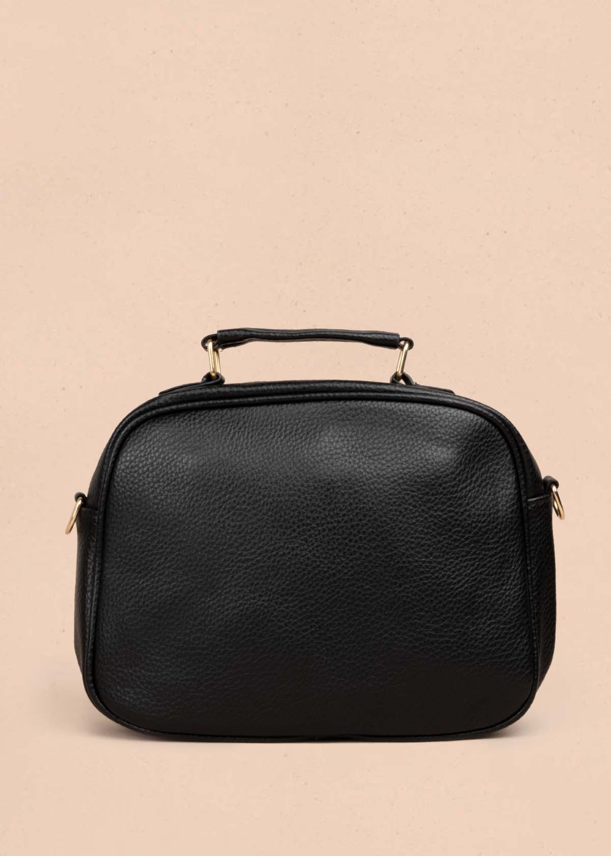 Bolso manos libres color negro con bolsillo frontal 105755