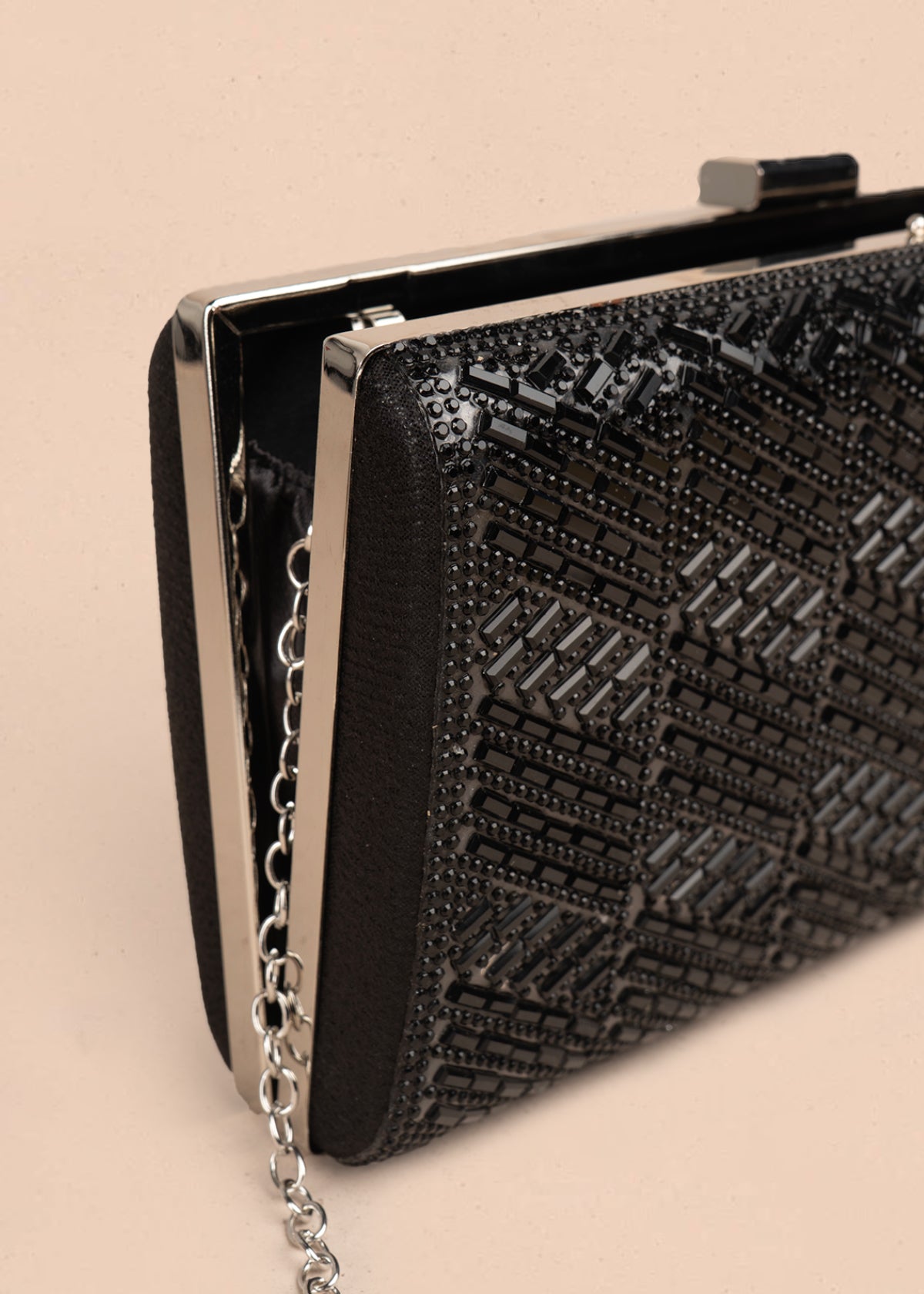 Bolso tipo bandolera color negro con patrón texturizado en piedras brillantes y cadena 105760