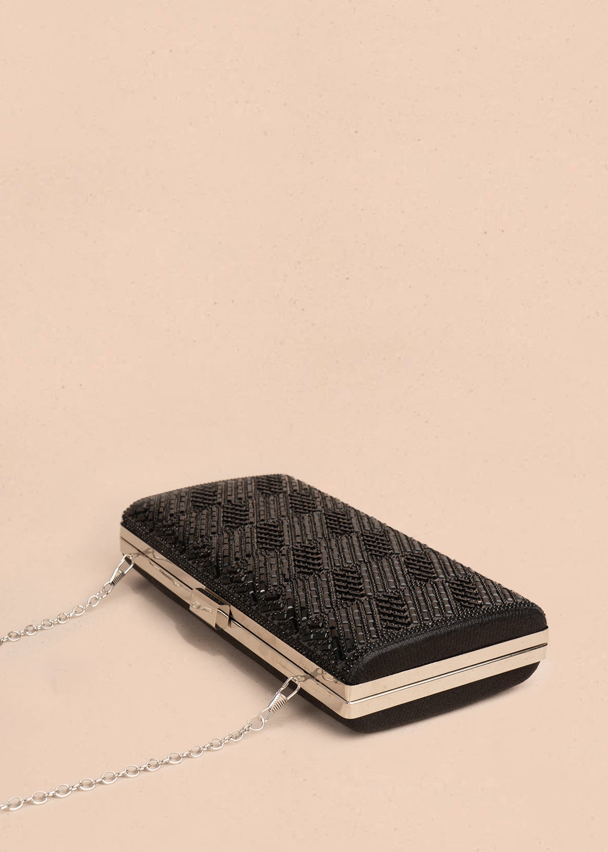 Bolso tipo bandolera color negro con patrón texturizado en piedras brillantes y cadena 105760