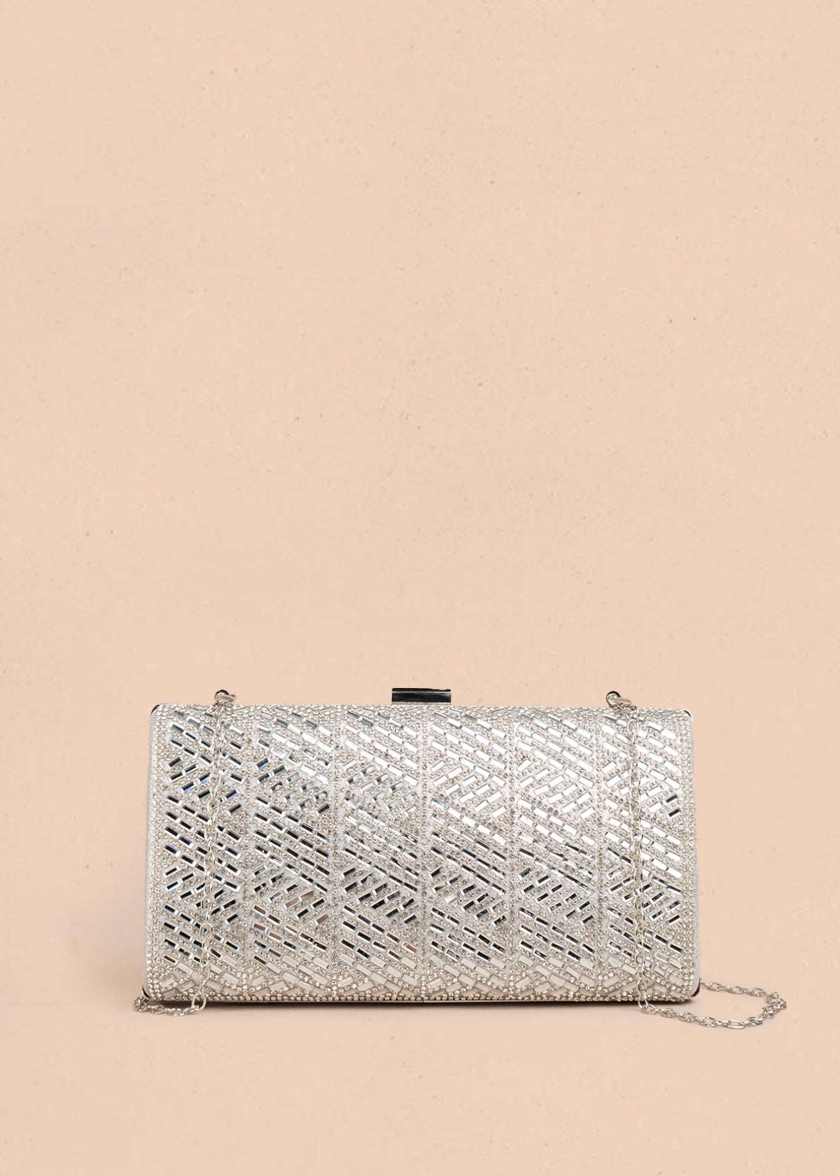 Bolso tipo bandolera color plata con patrón texturizado en piedras brillantes y cadena 105760