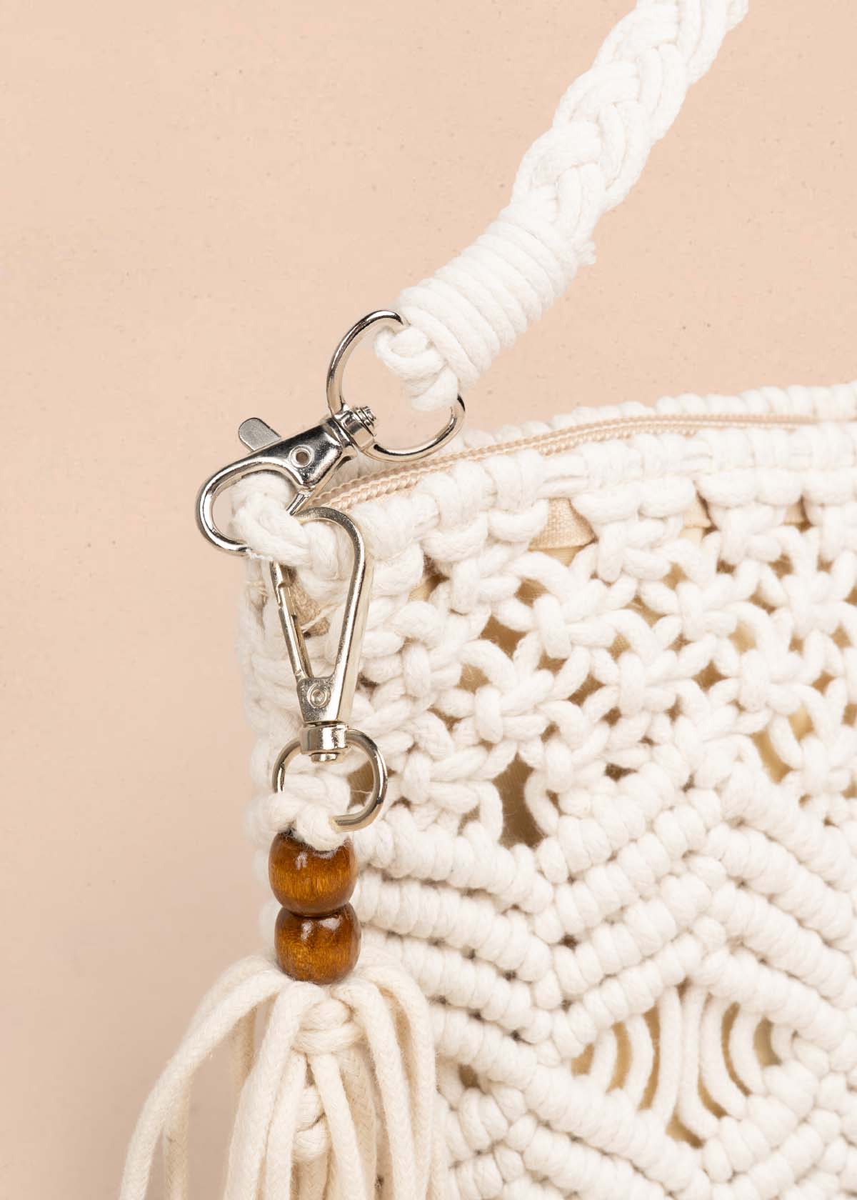 Bolso manos libres tejido color beige con borla 105761