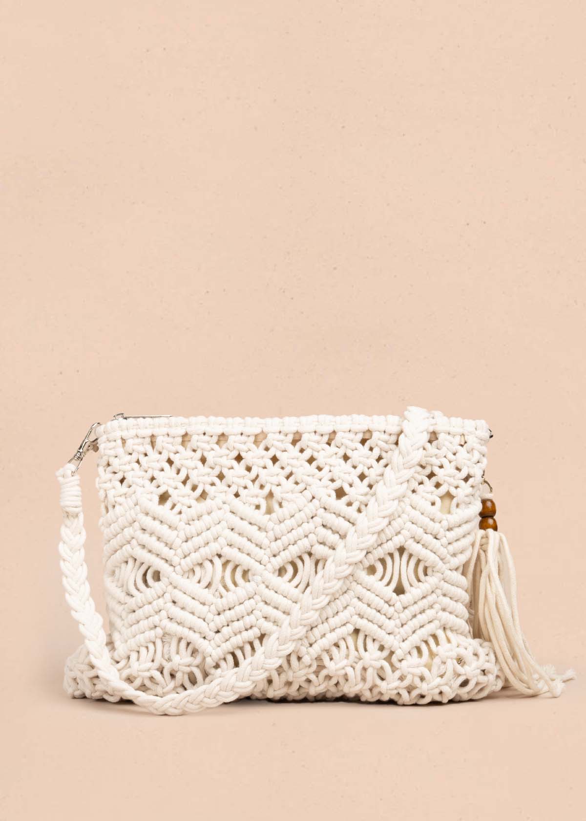 Bolso manos libres tejido color beige con borla 105761