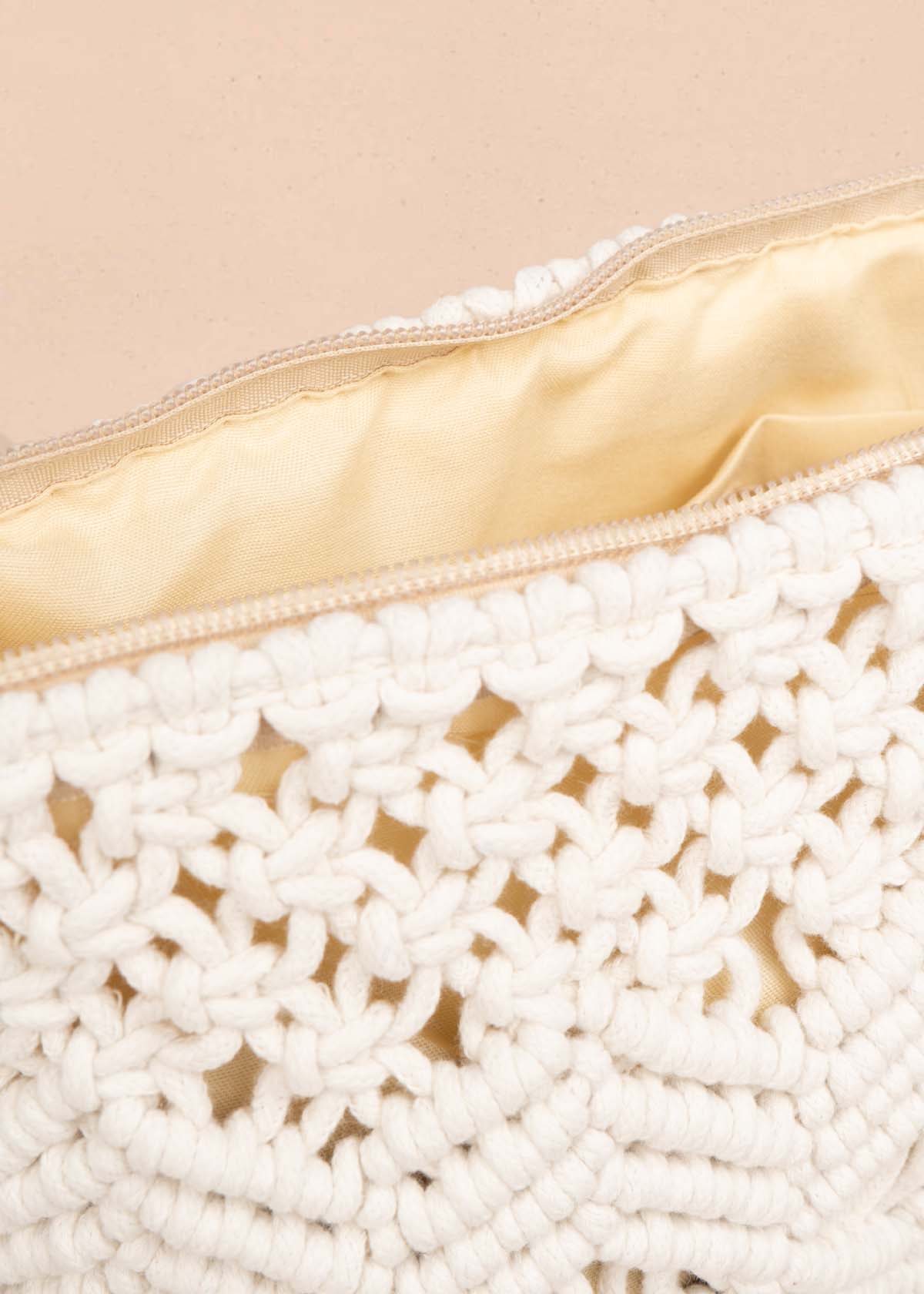Bolso manos libres tejido color beige con borla 105761