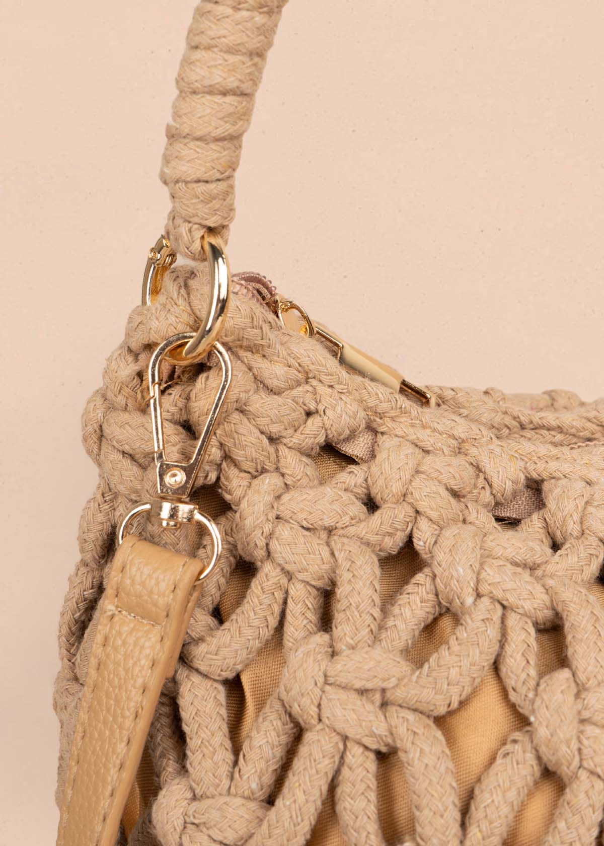 Bolso manos libres tejido color camel 105762