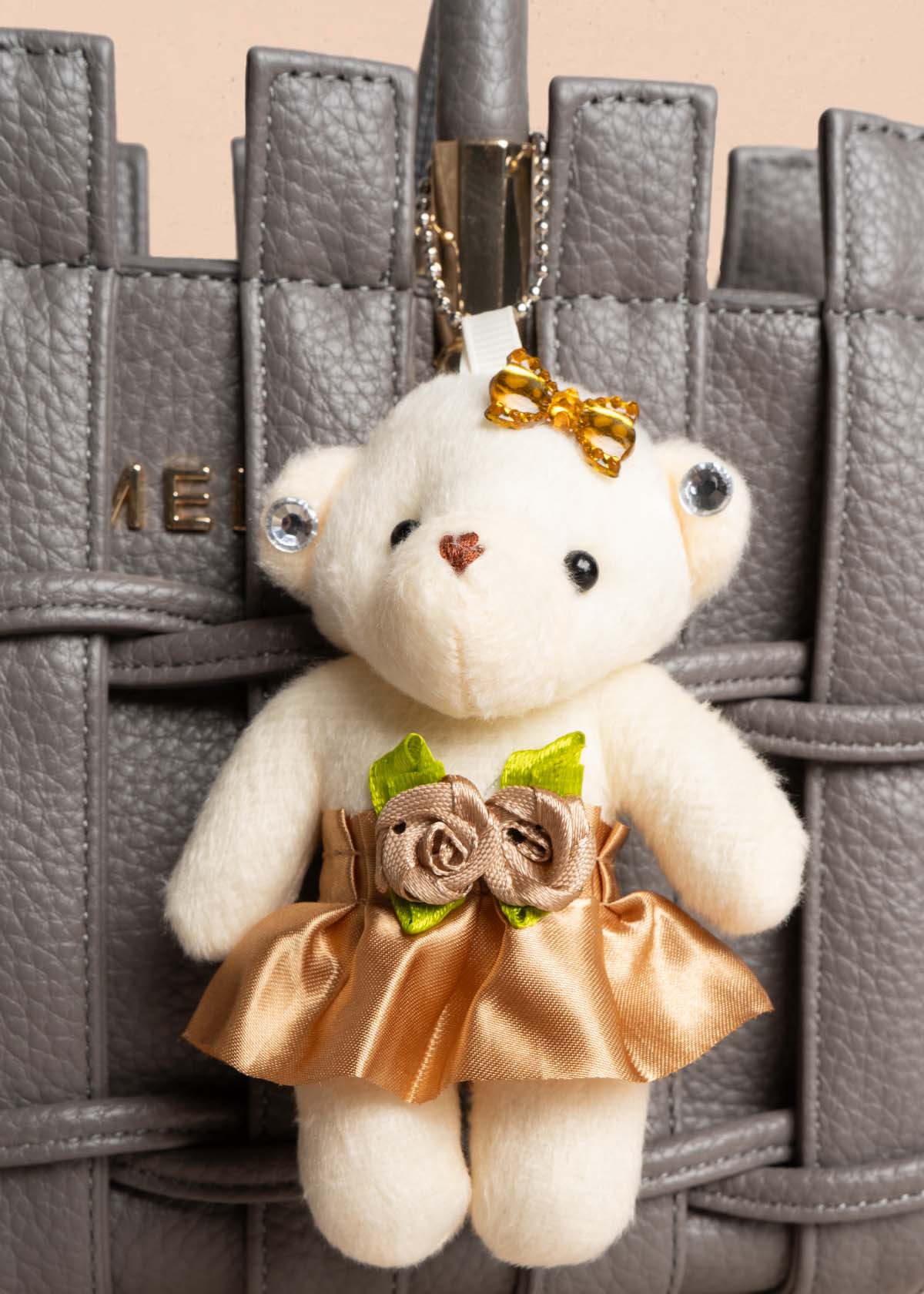 Bolso tipo cartera color gris con llavero 105763