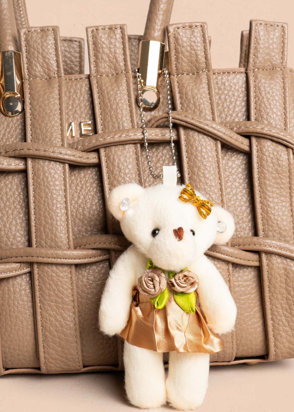Bolso tipo cartera color moca con llavero 105763