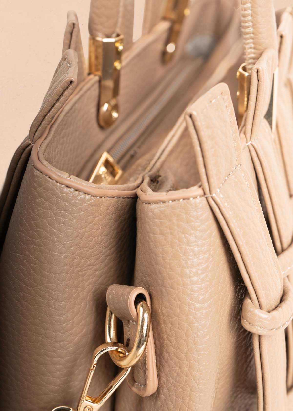 Bolso tipo cartera color moca con llavero 105763