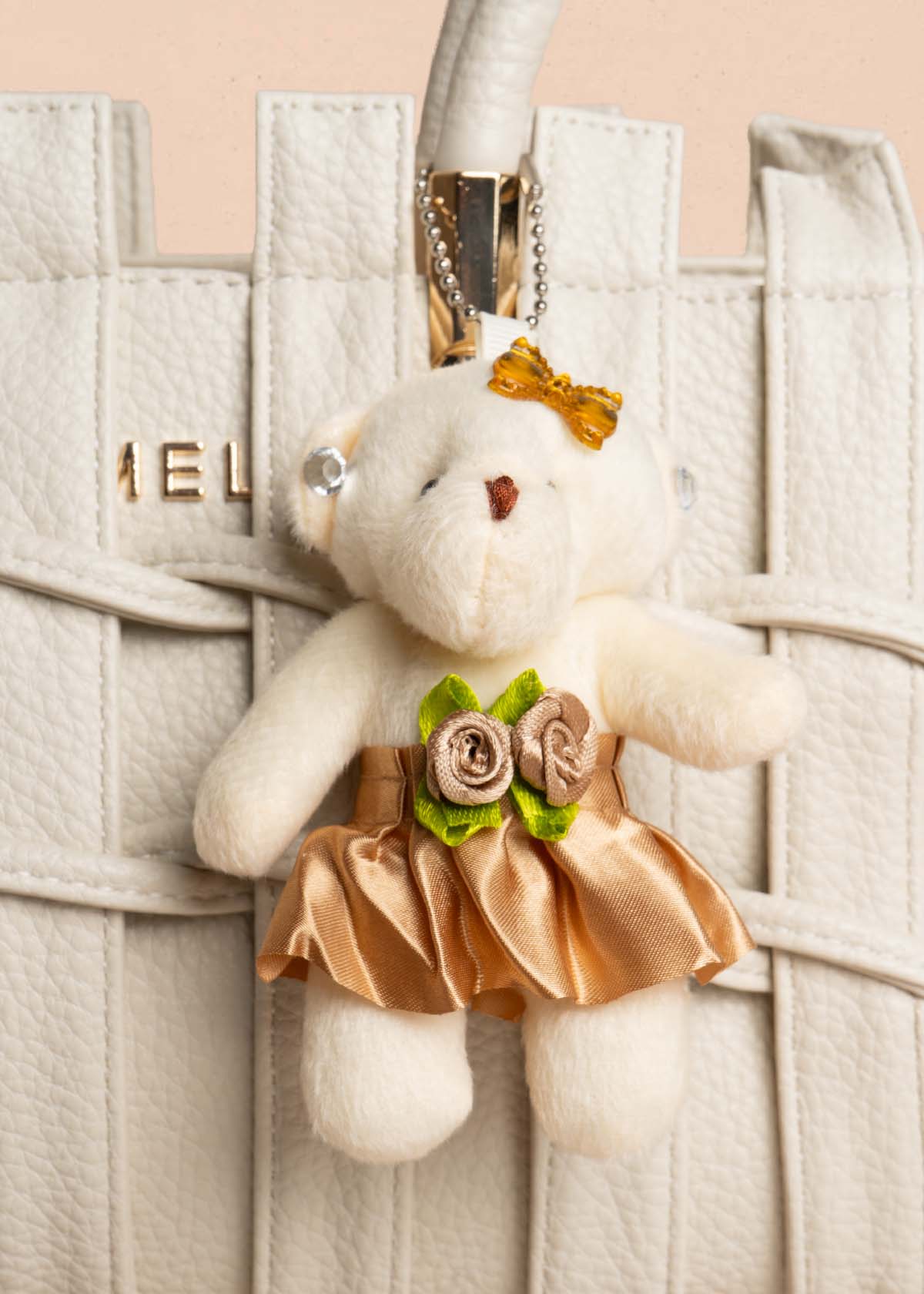 Bolso tipo cartera color talco con llavero 105763