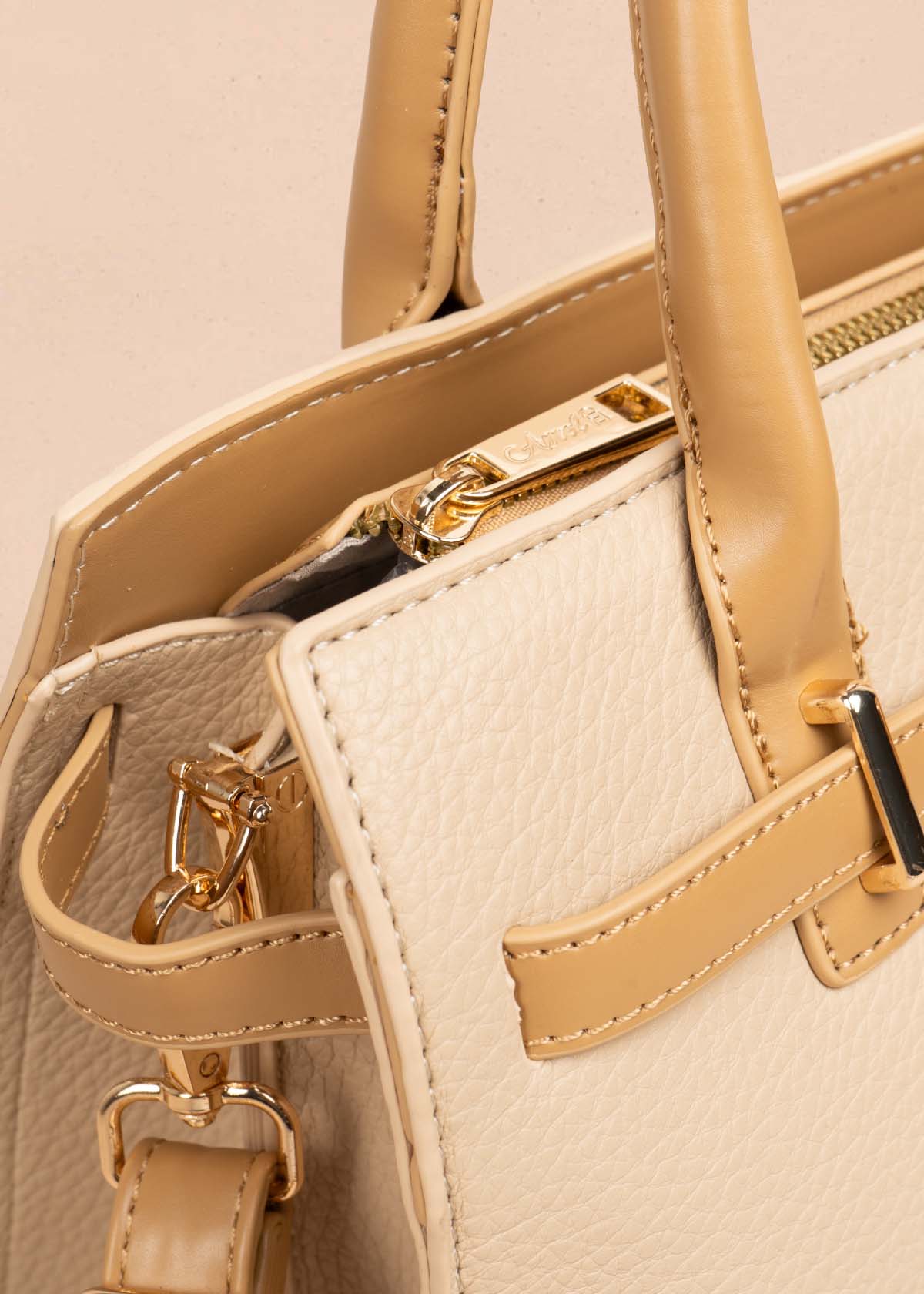 Bolso tipo cartera color beige con pañoleta 105769