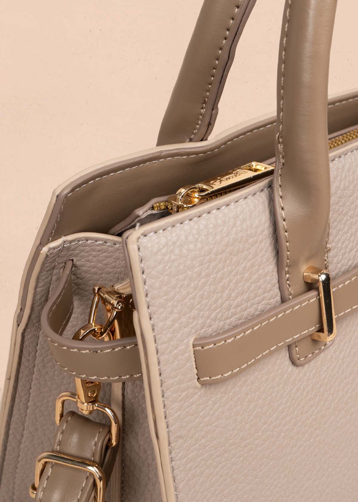 Bolso tipo cartera color taupe con pañoleta 105769