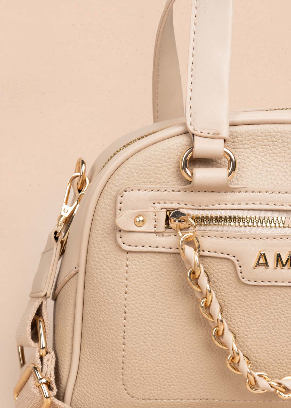 Bolso manos libres color arena con cadena en cierre 105771