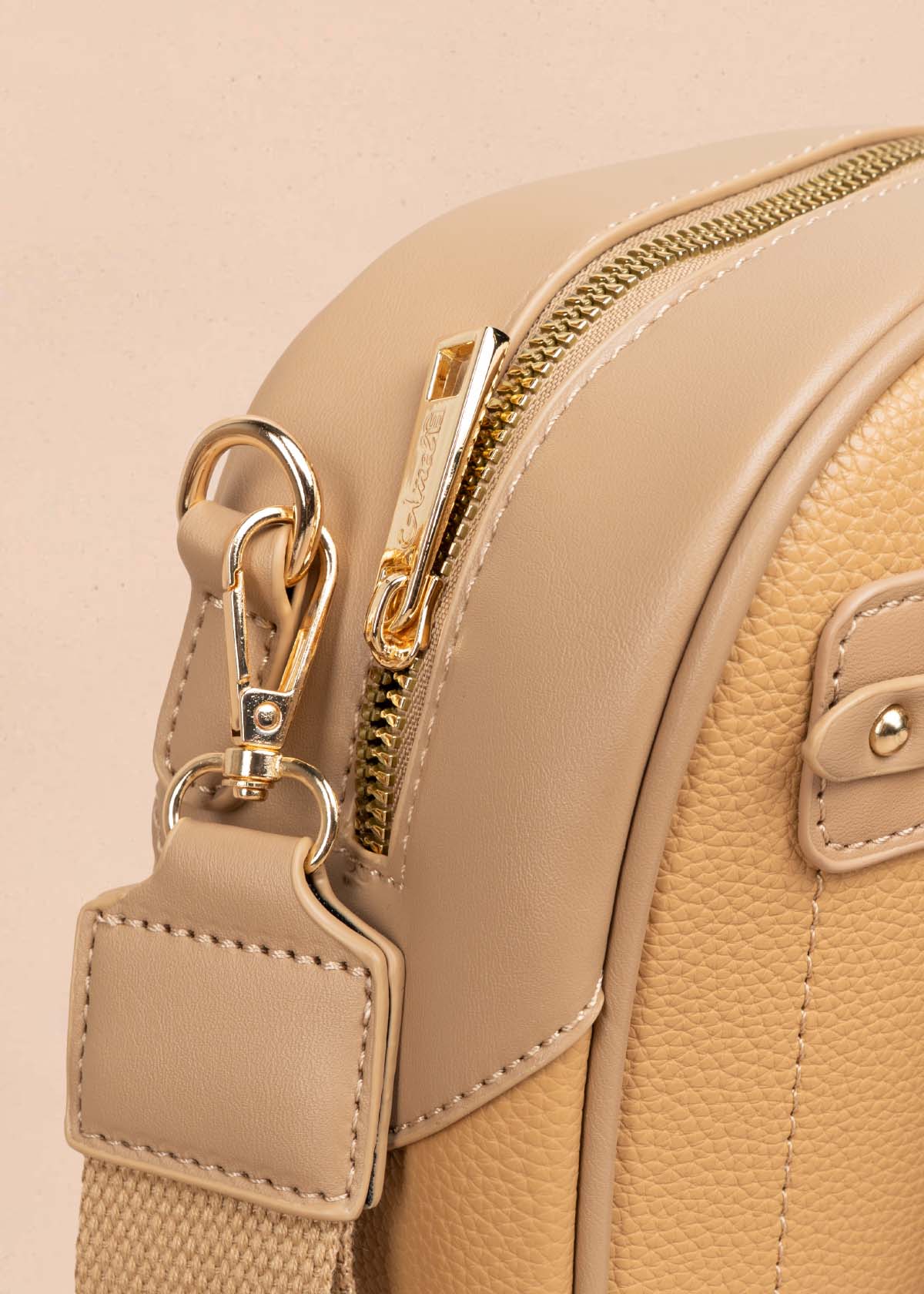 Bolso manos libres color camel con cadena en cierre 105771