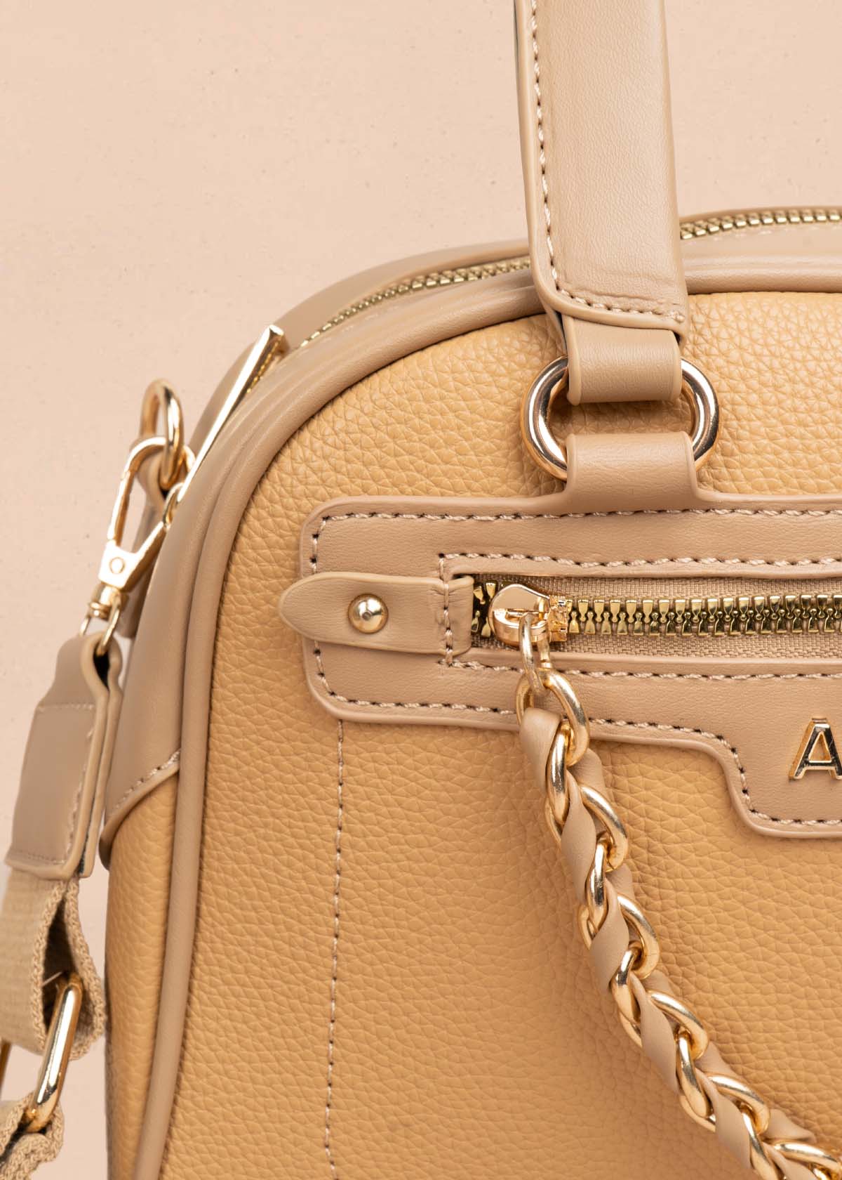Bolso manos libres color camel con cadena en cierre 105771