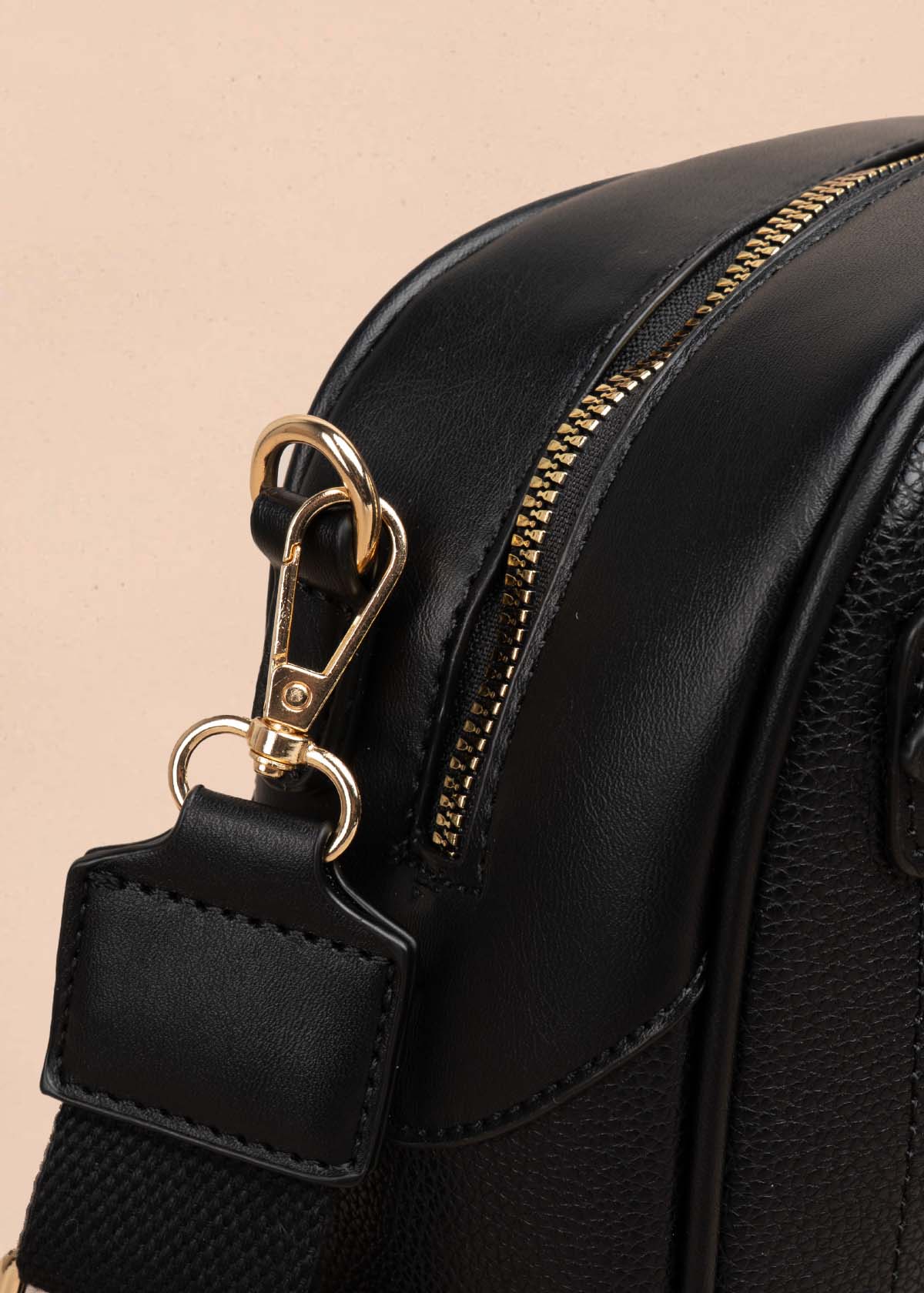 Bolso manos libres color negro con cadena en cierre 105771