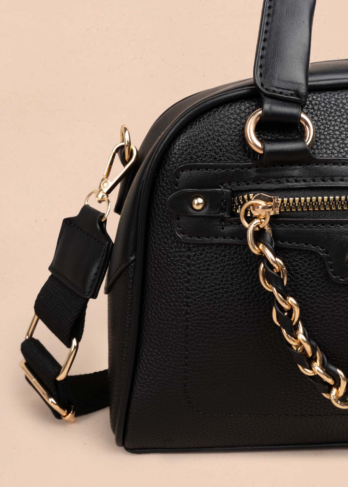Bolso manos libres color negro con cadena en cierre 105771