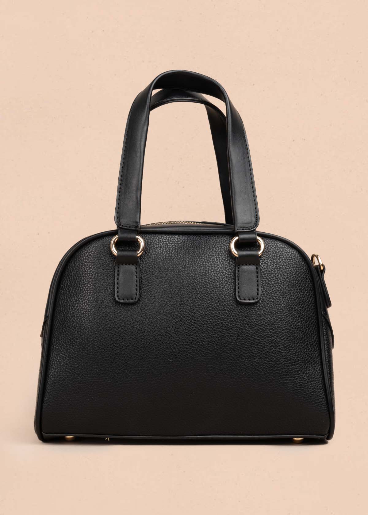 Bolso manos libres color negro con cadena en cierre 105771