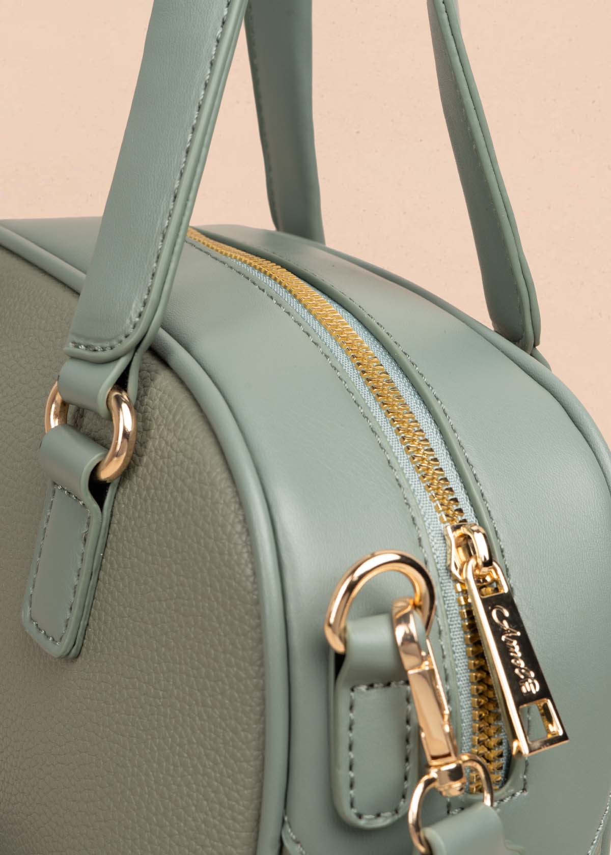 Bolso manos libres color verde con cadena en cierre 105771