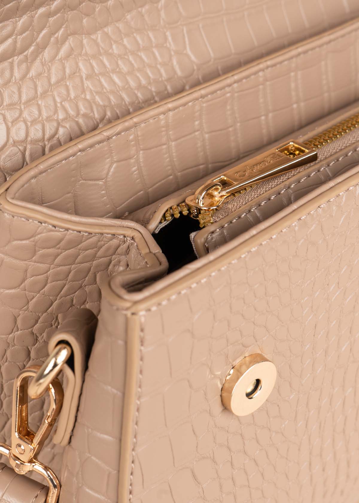 Bolso manos libres color taupe con textura croco 105772