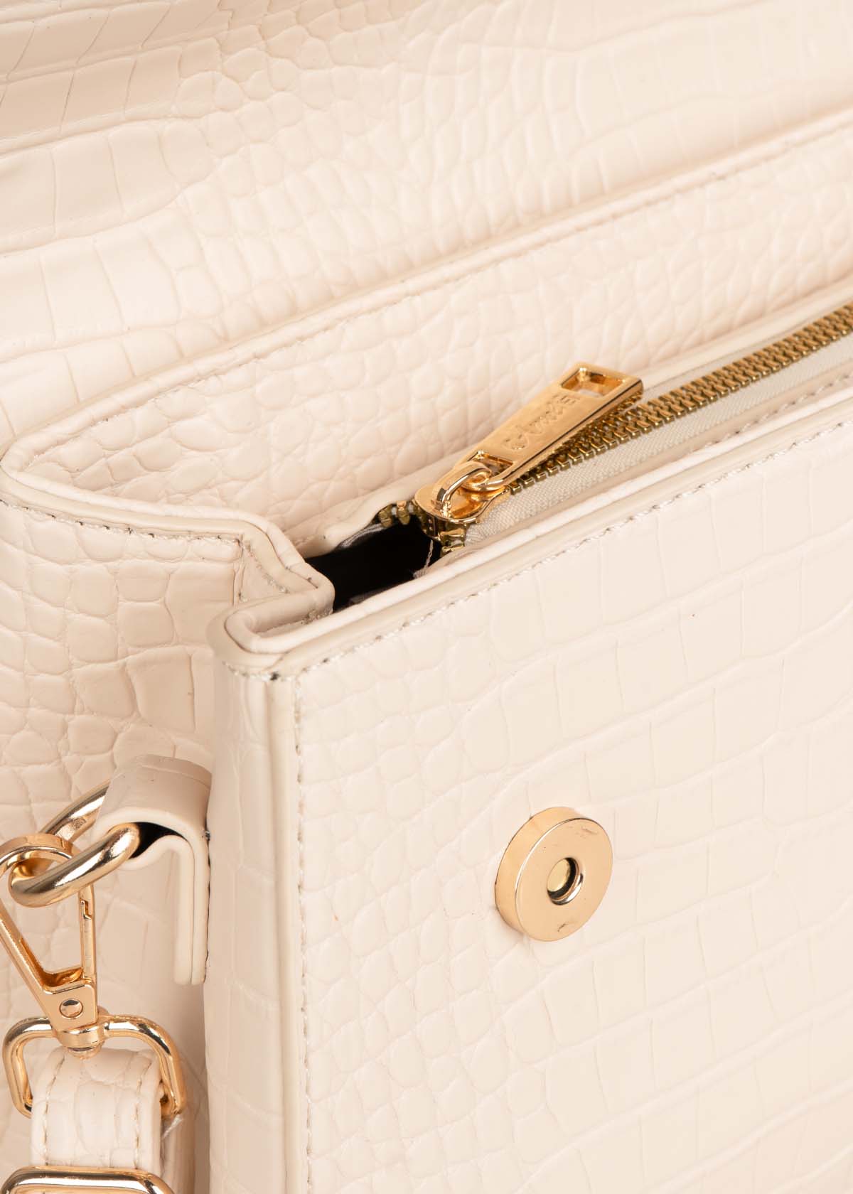 Bolso manos libres color crema con textura croco 105772