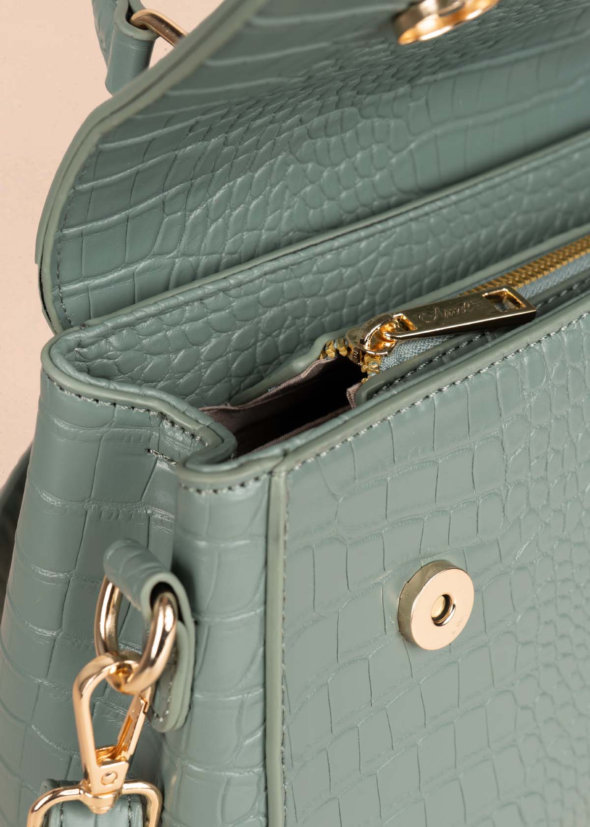 Bolso manos libres color verde con textura croco 105772