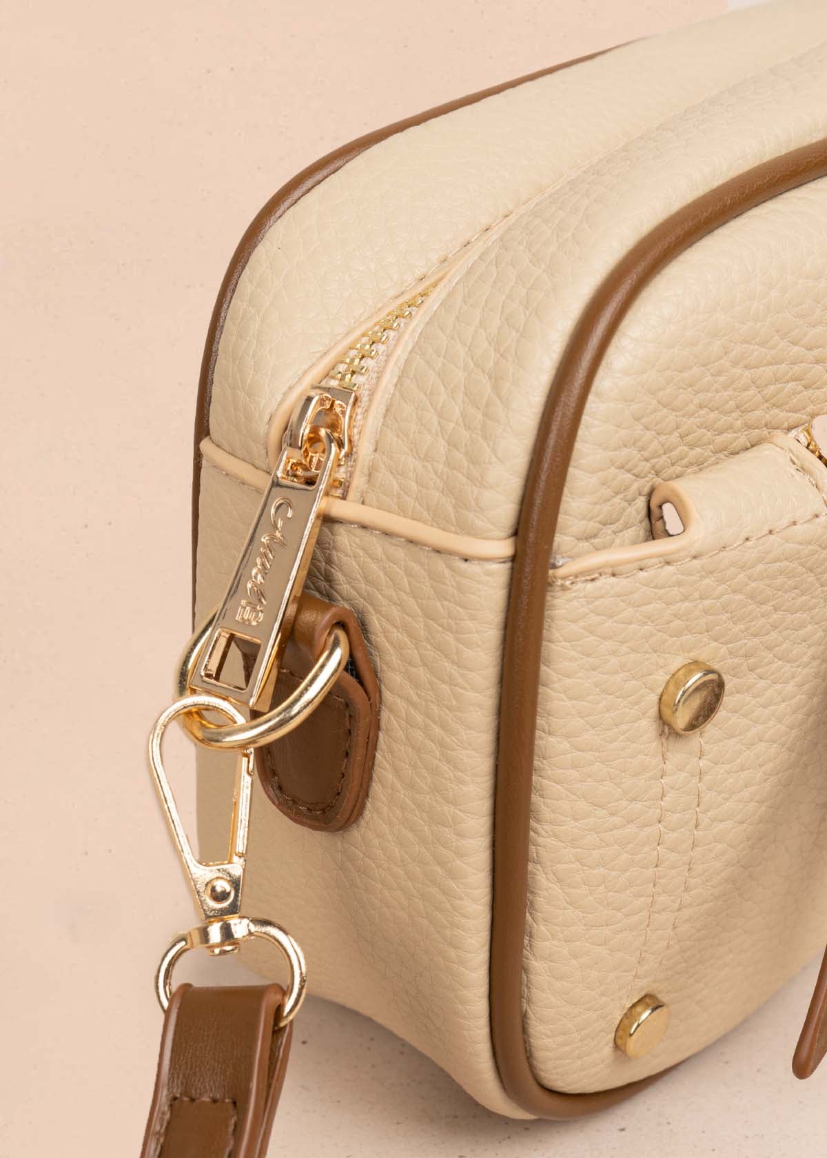 Bolso manos libres color beige con cierre frontal 105775