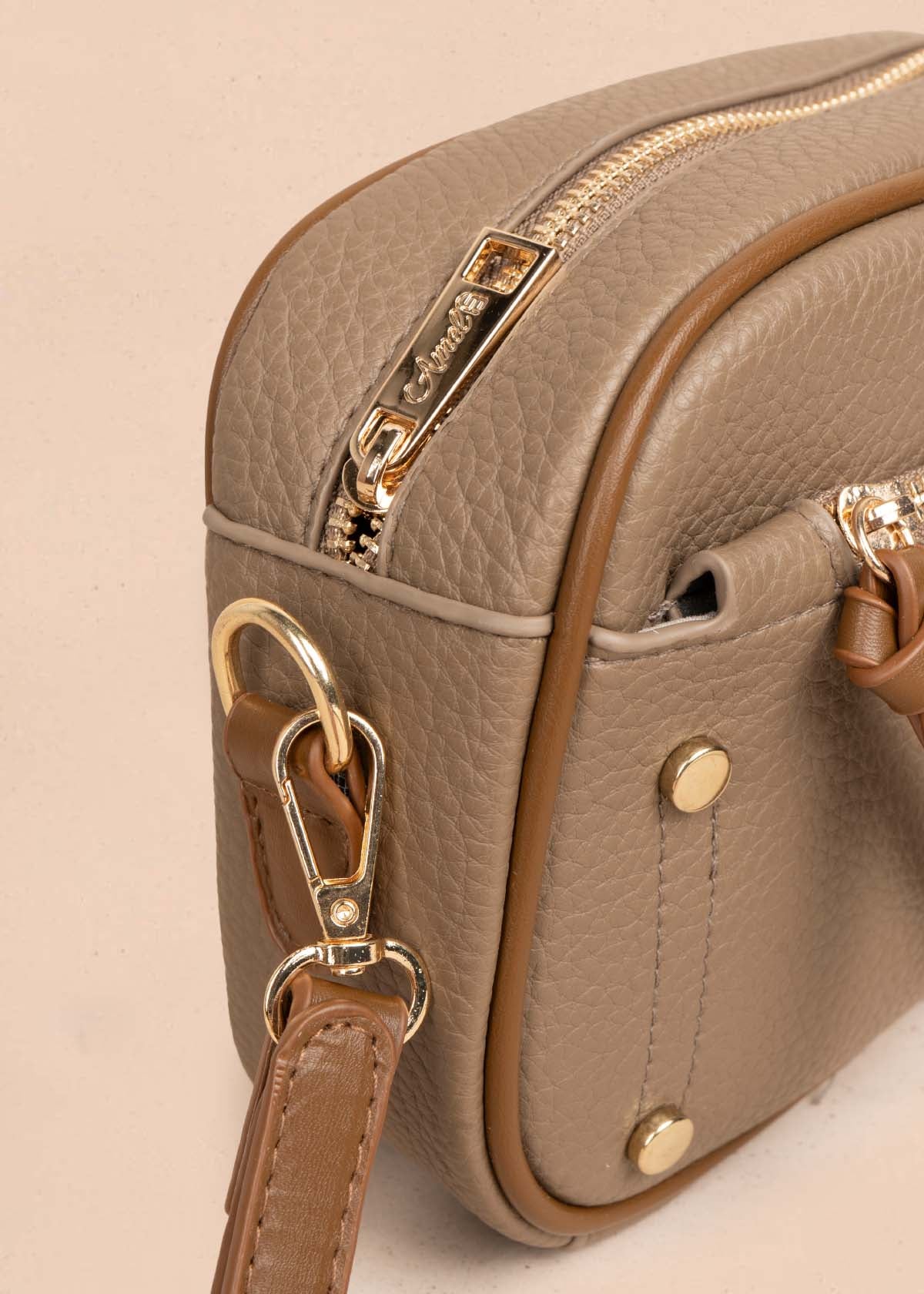 Bolso manos libres color tabaco con cierre frontal 105775