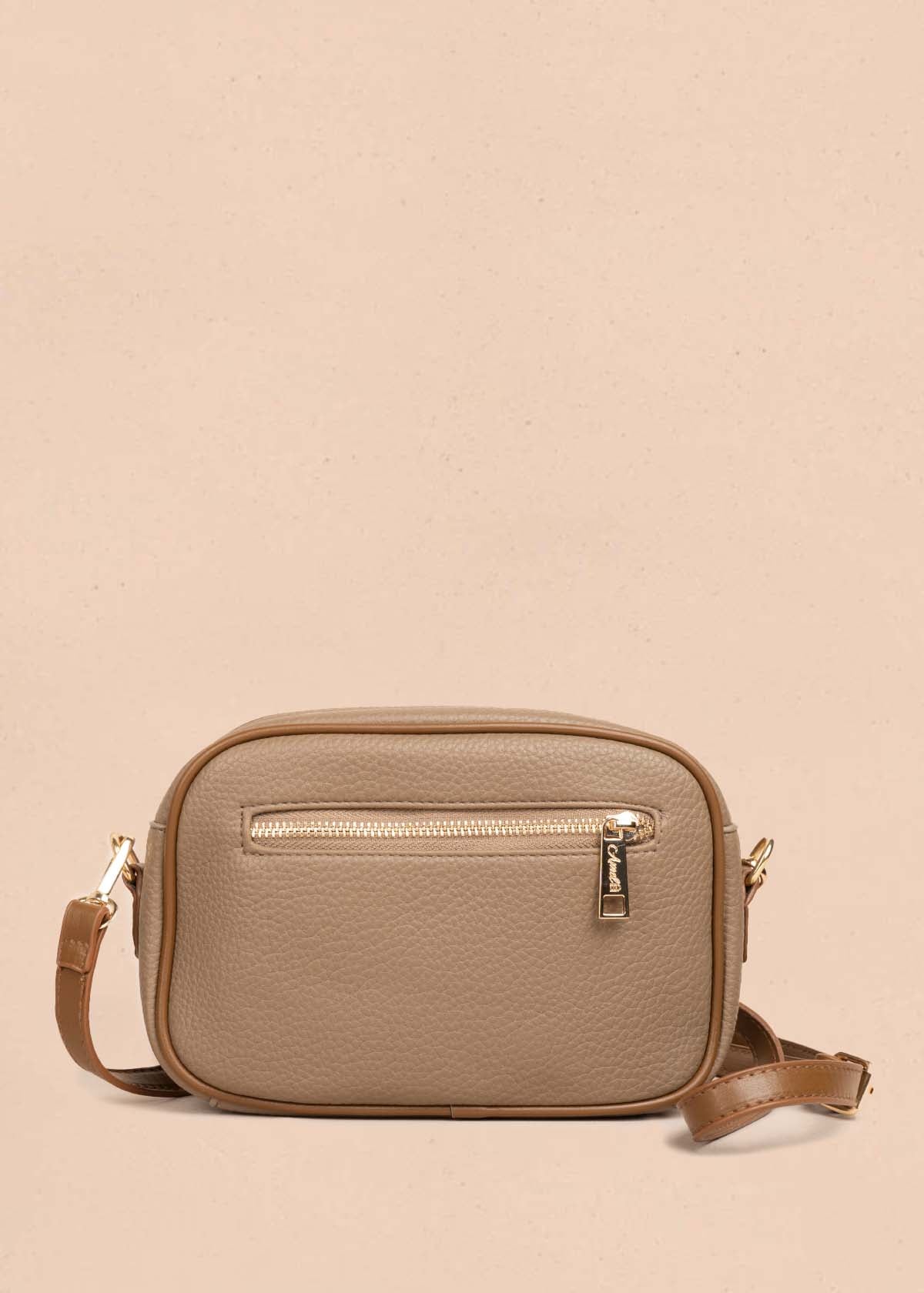 Bolso manos libres color tabaco con cierre frontal 105775