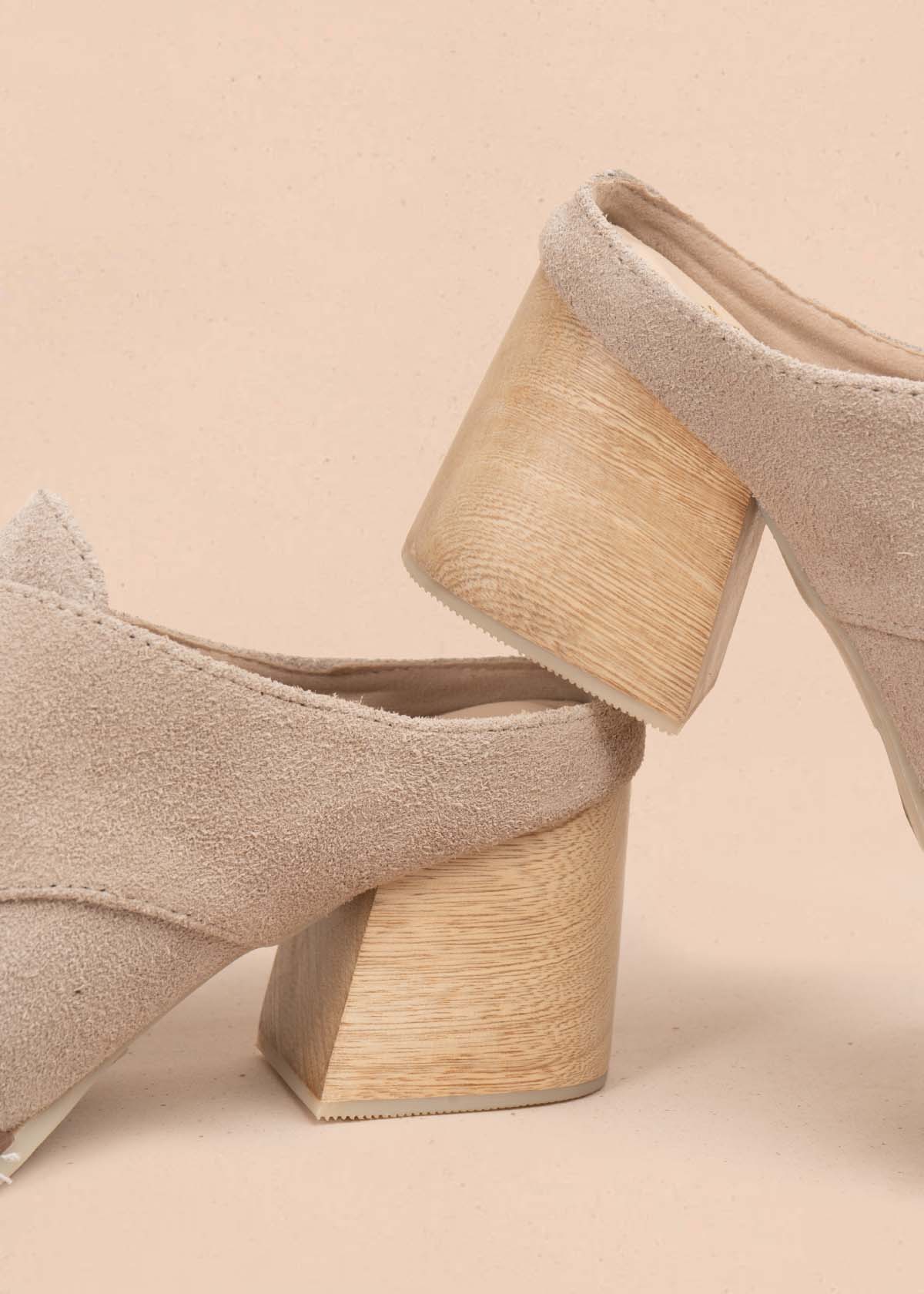 Zuecos en cuero color arena con correa 105780