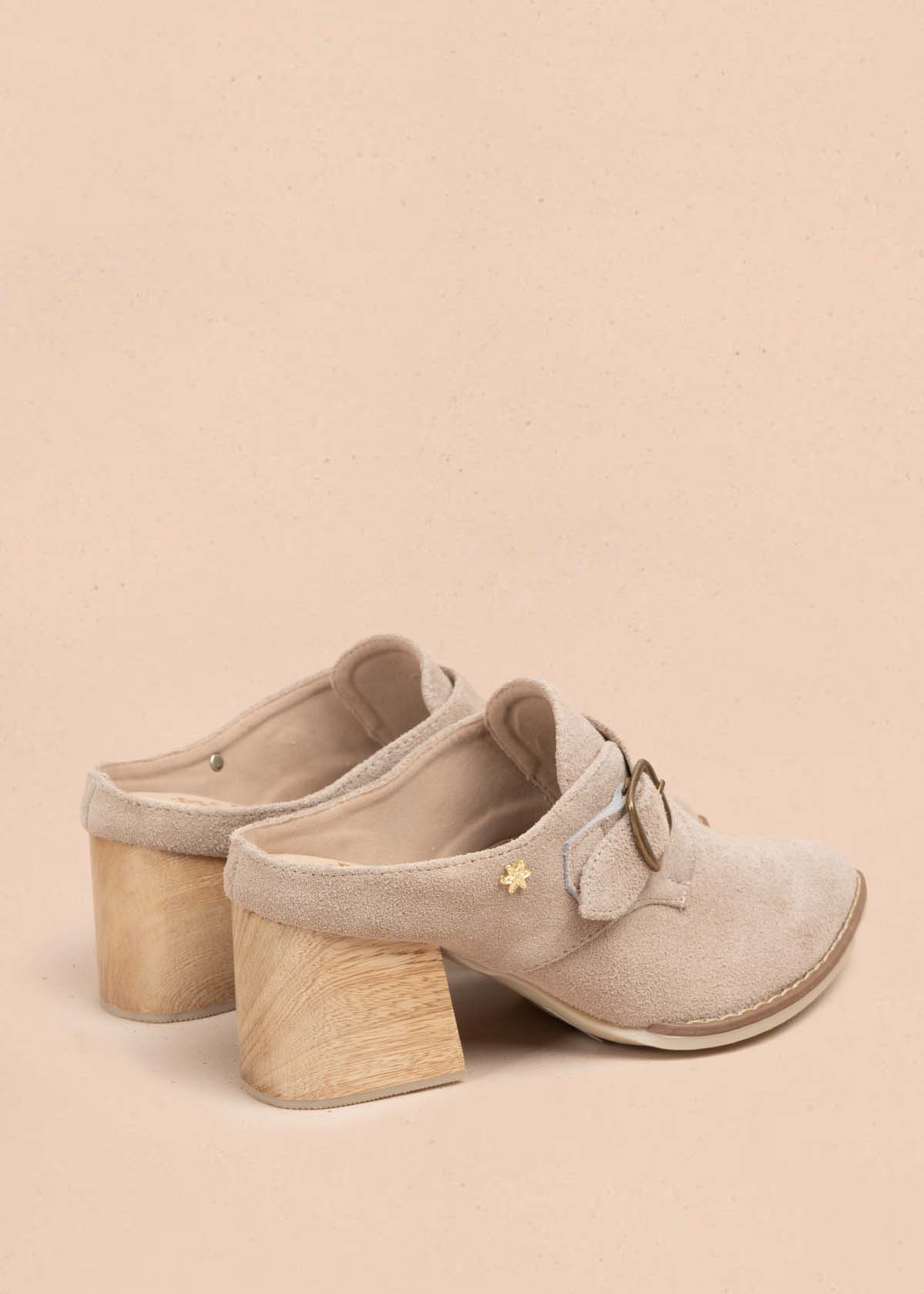 Zuecos en cuero color arena con correa 105780