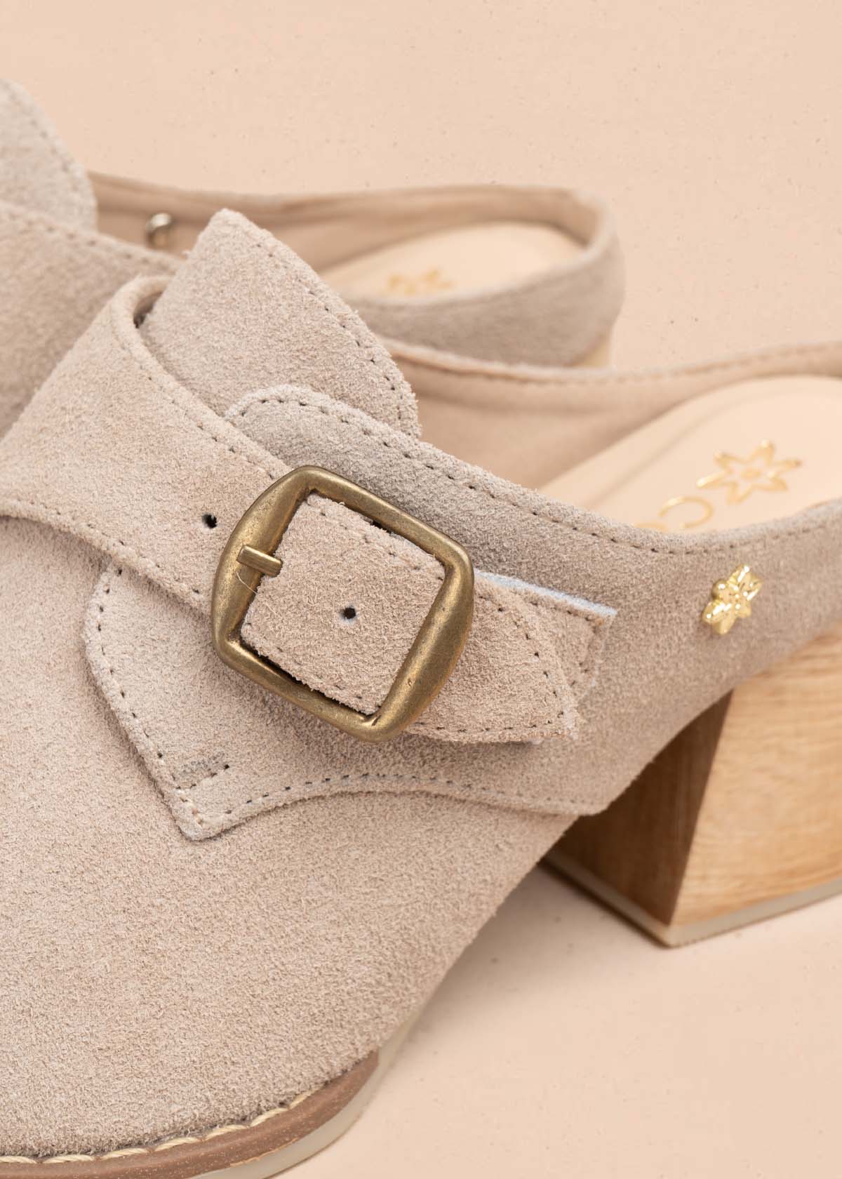 Zuecos en cuero color arena con correa 105780