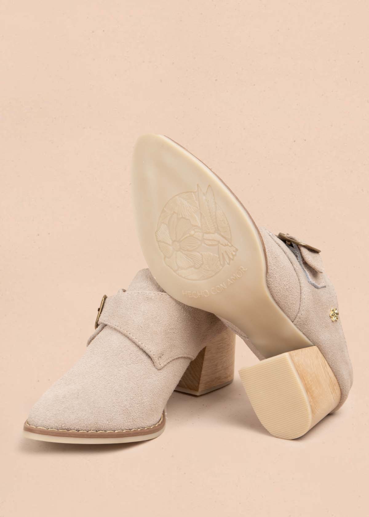 Zuecos en cuero color arena con correa 105780