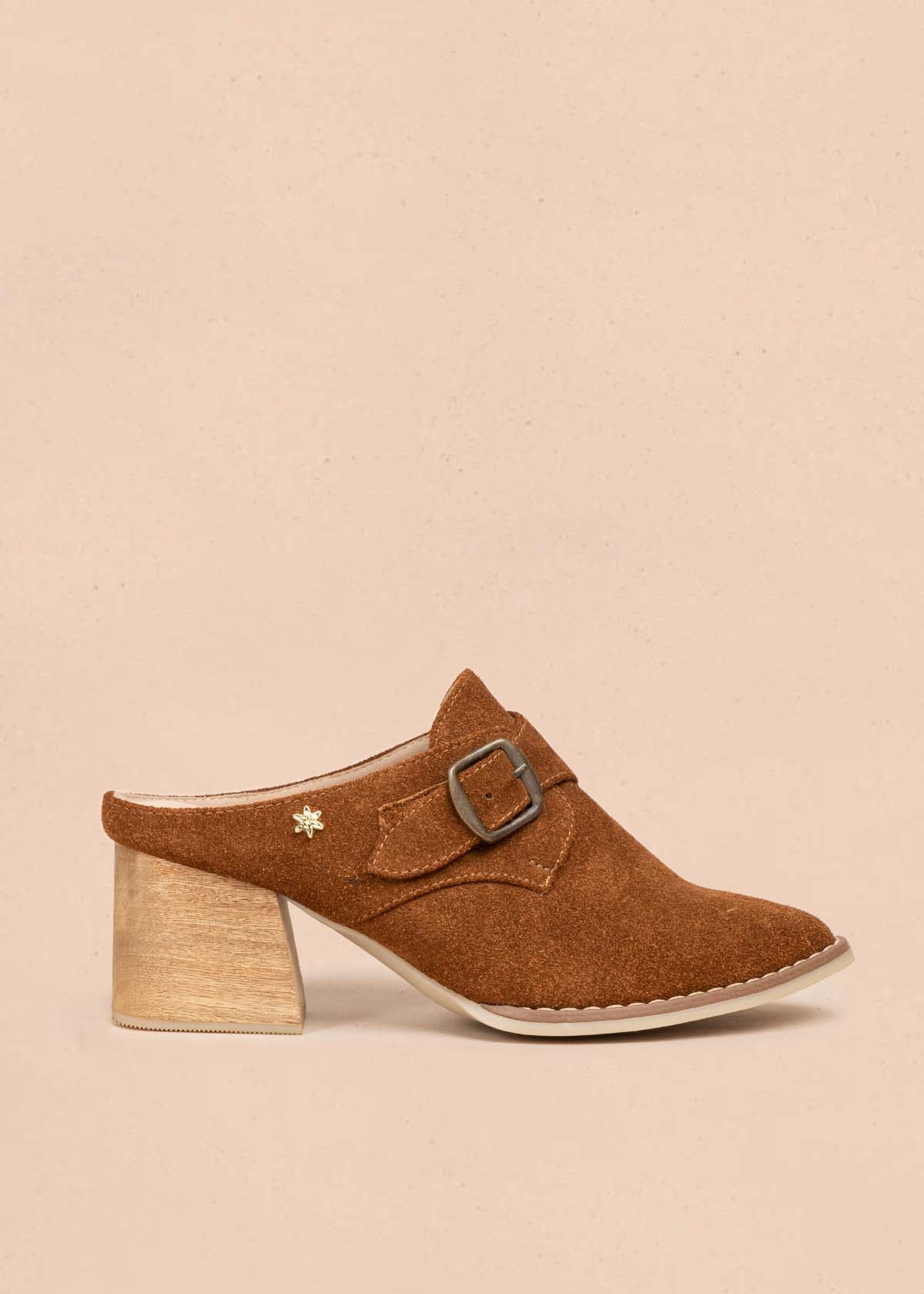 Zuecos en cuero color canela con correa 105780