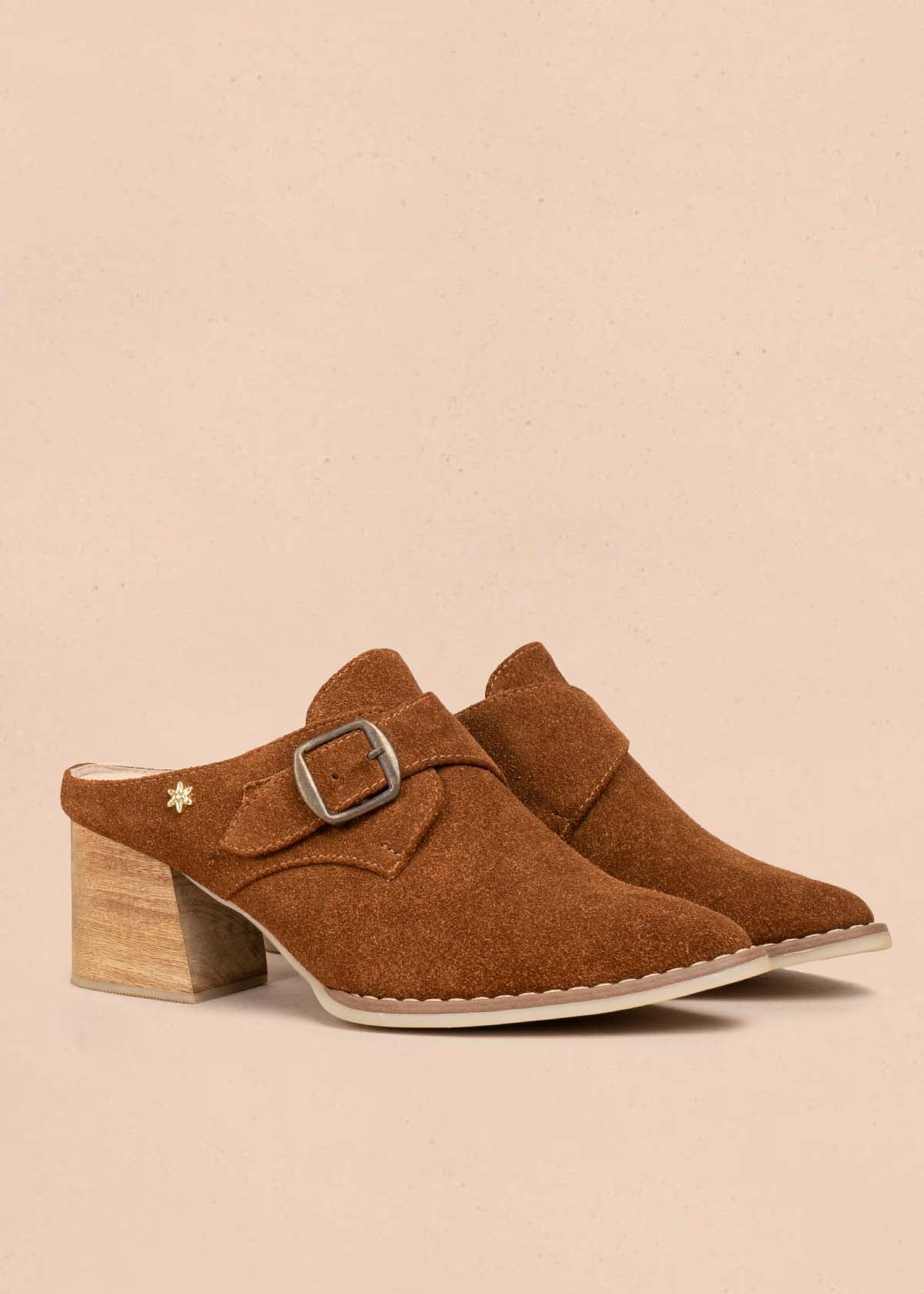Zuecos en cuero color canela con correa 105780